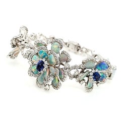 Bracciale in oro bianco 18 carati con opale bianco floreale 11,41 carati e zaffiro 1,80 carati e diamante