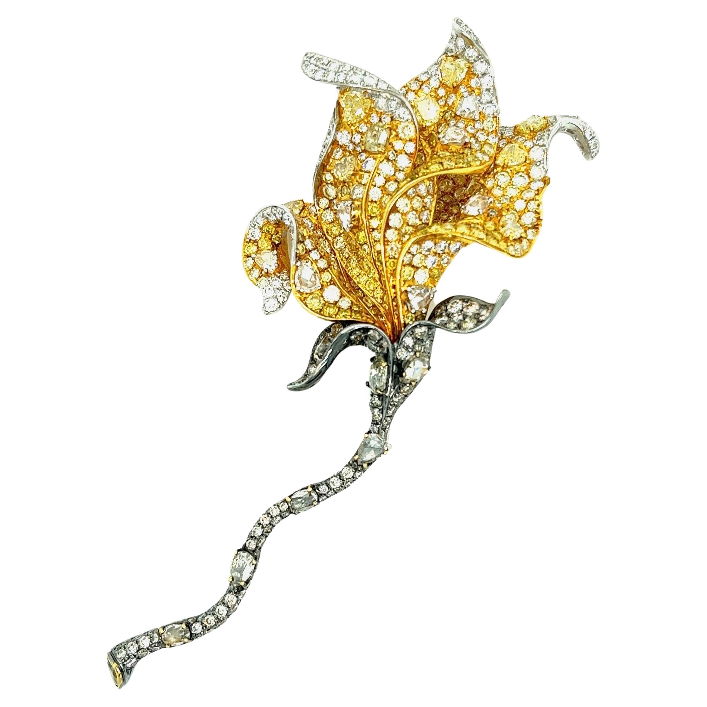 Broche fleur en or blanc 18K avec diamants et diamants fantaisie en vente