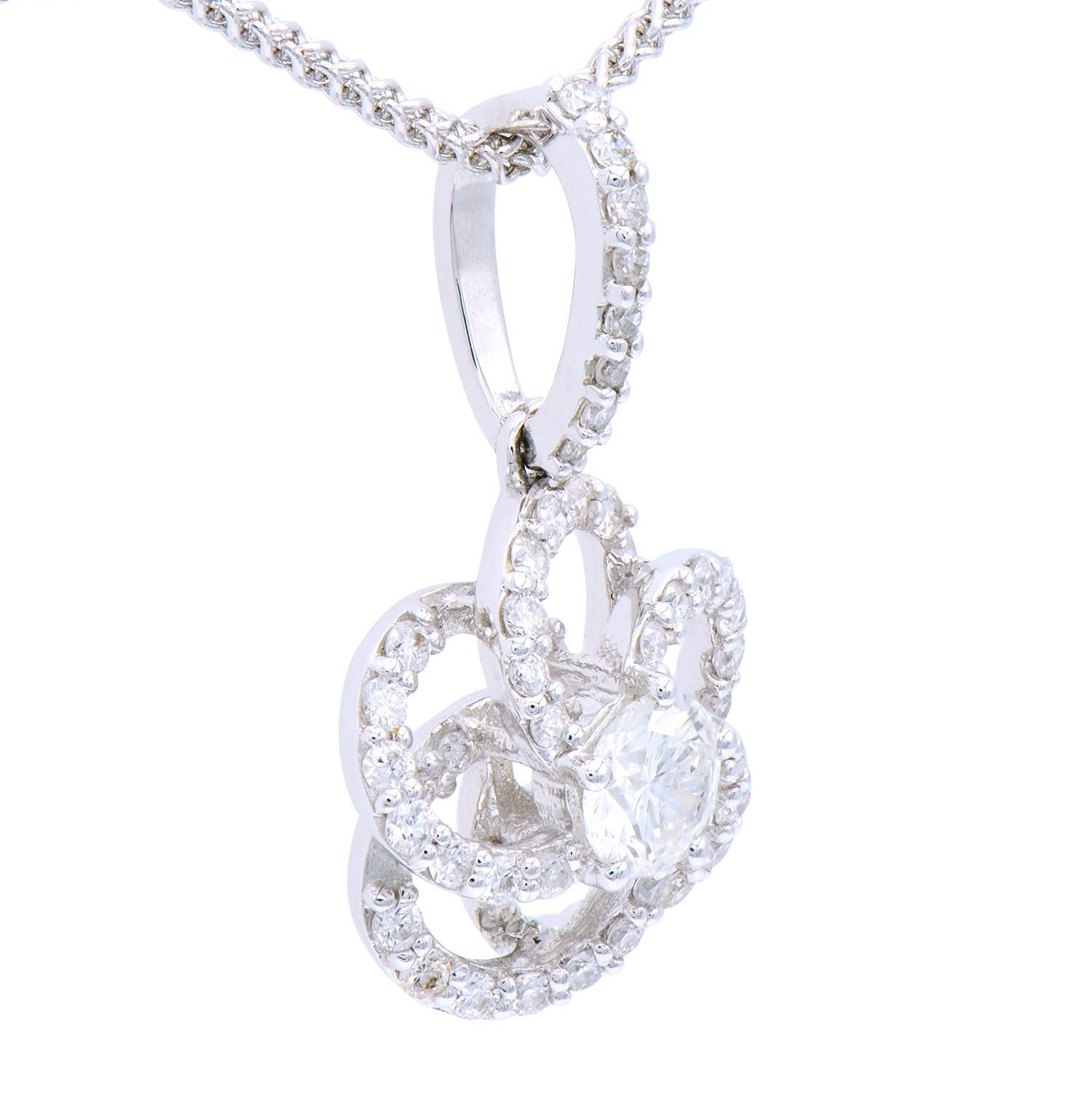 Questo splendido pendente contiene 54 splendidi diamanti rotondi VS2, colore G, per un totale di 0,43 carati, a forma di fiore. Gli zaffiri ammontano a 0,93 carati. Sono incastonati in 1,21 grammi di oro bianco 18 carati e hanno una catenina in oro