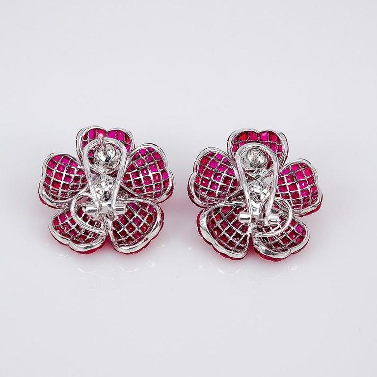 Moderne Boucles d'oreilles invisibles fleur en or blanc 18 carats, rubis et diamants en vente