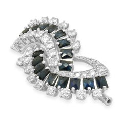 Broche « bypass » en or blanc 18 carats, sertie d'un saphir bleu taille française et de diamants ronds