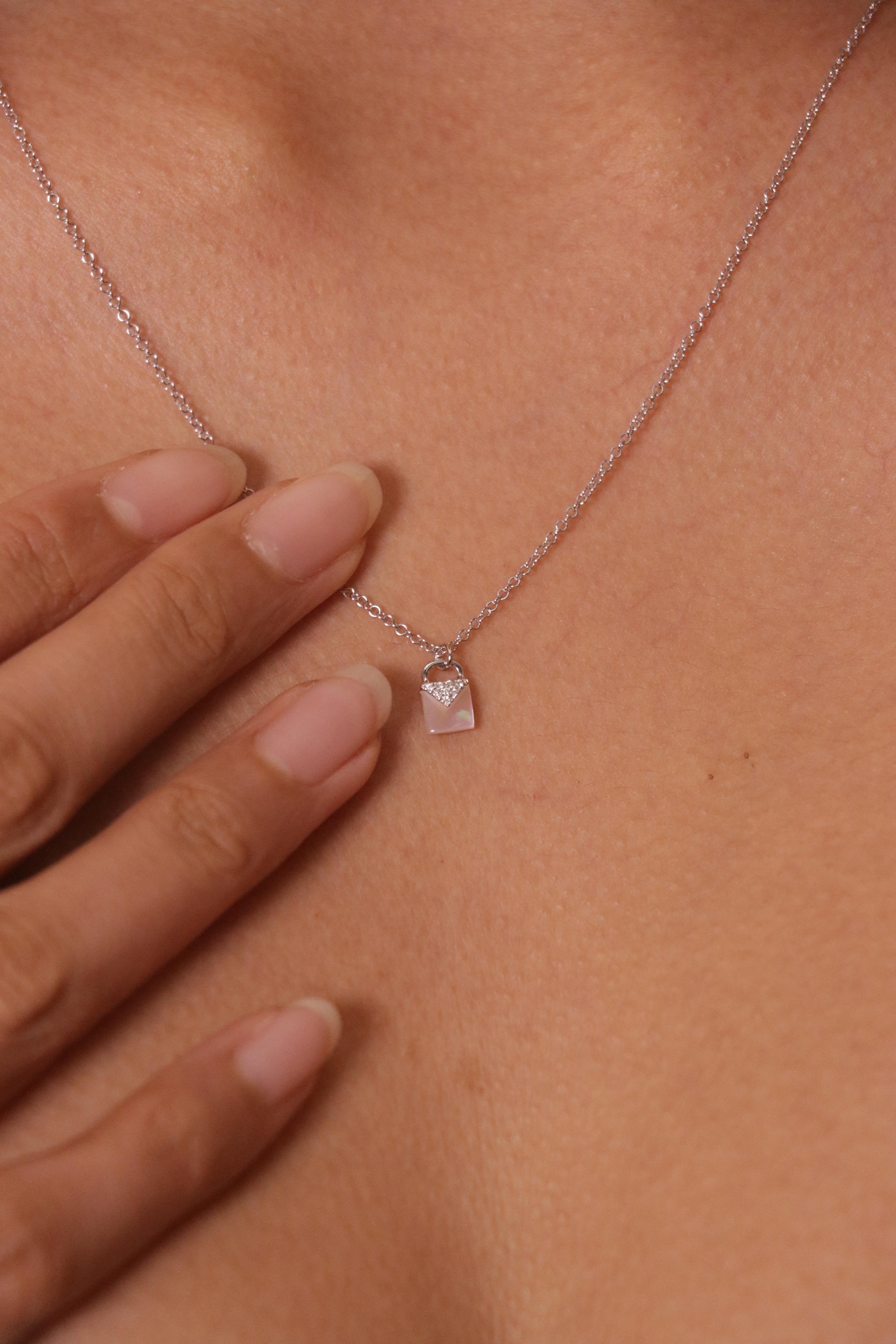 Collar de Diamantes con Cierre de Perlas de Agua Dulce de Oro Blanco de 18k en venta