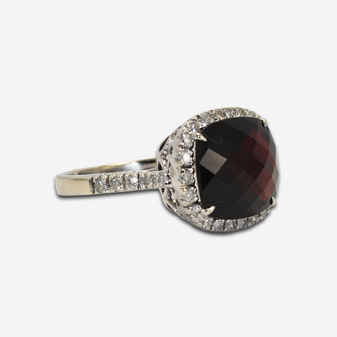 Anillo Granate y Diamante Oro Blanco 18K 7gr, 0,65tdw
Anillo de mujer de granate y diamantes en engaste de oro blanco de 18k.
Lleva el sello 18k 750 y pesa 7 gramos brutos.
El granate rojo oscuro tiene forma de cojín, 9,50 quilates, con facetado de