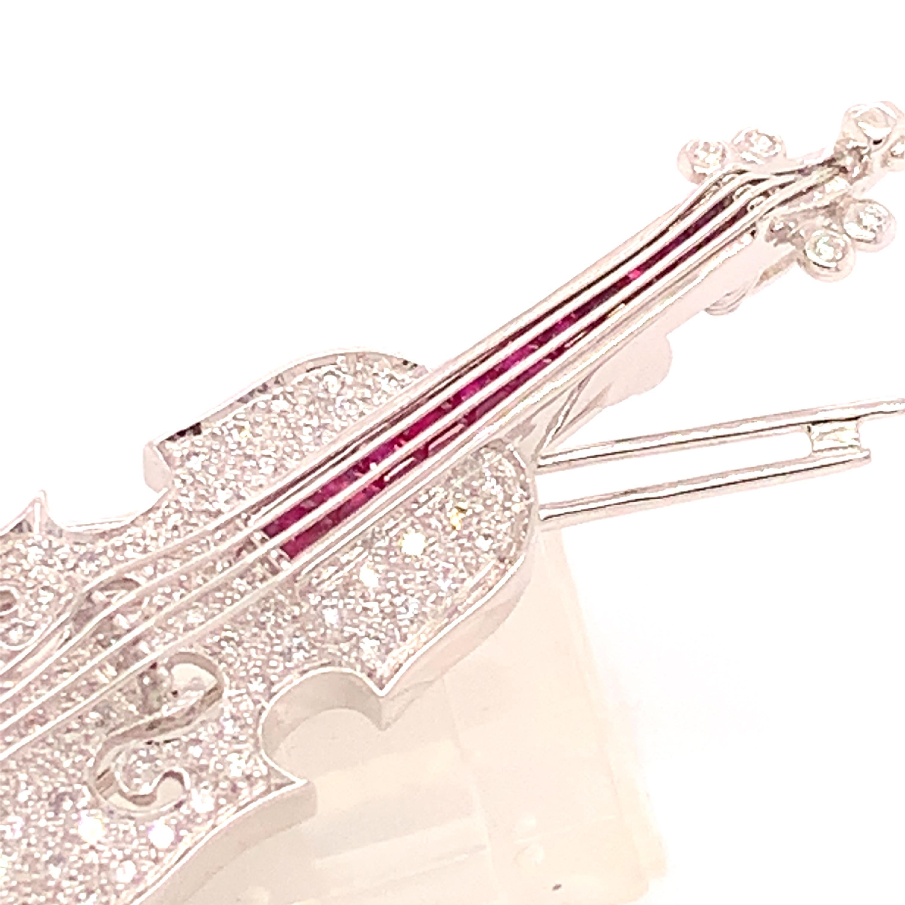 Contemporain Broche violon en or blanc 18 carats avec diamants naturels authentiques et rubis '#J4846' en vente