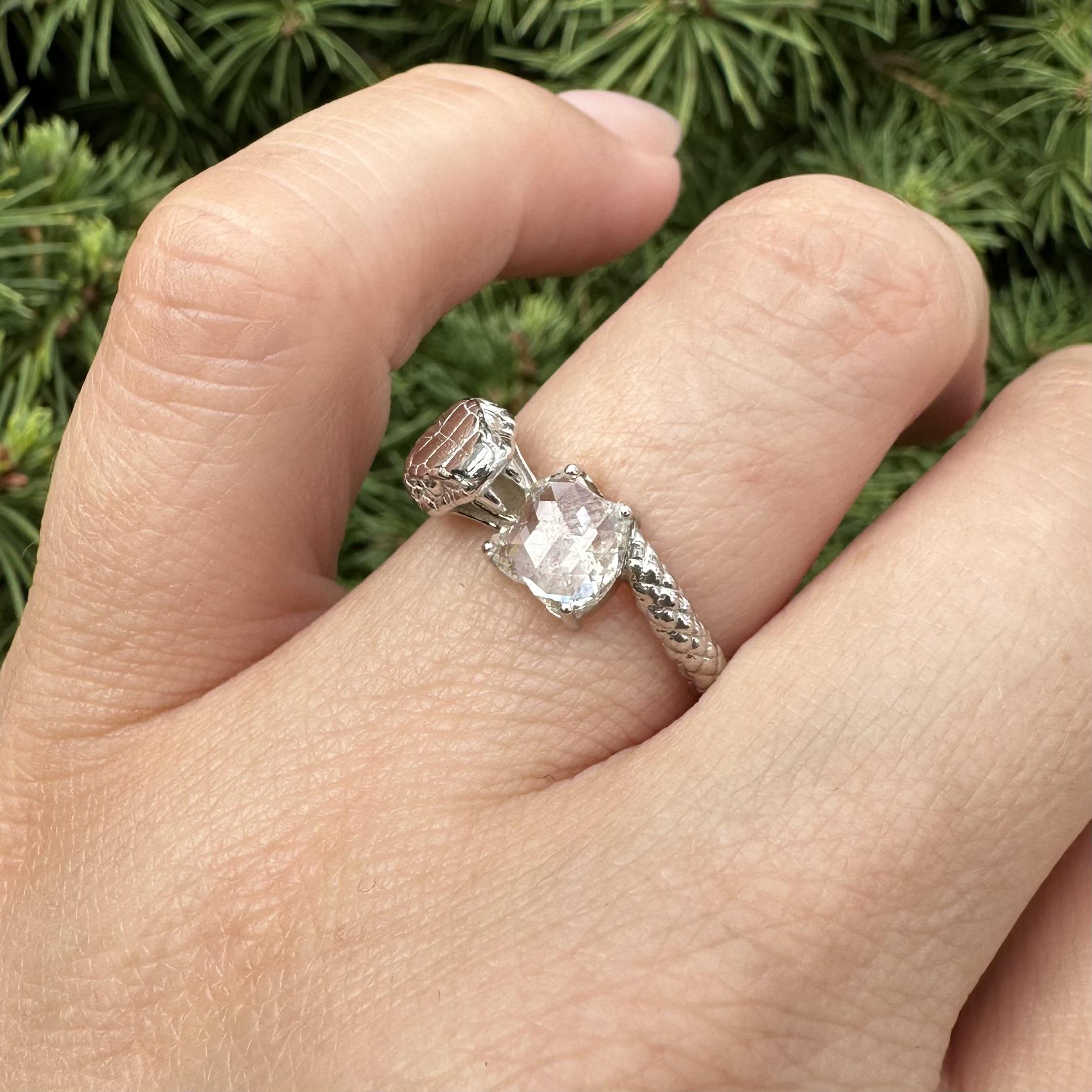 Anello con serpente strutturato in oro bianco 18k GIA 1,01ct Unique Rose Apple Shape Diamond in vendita 9
