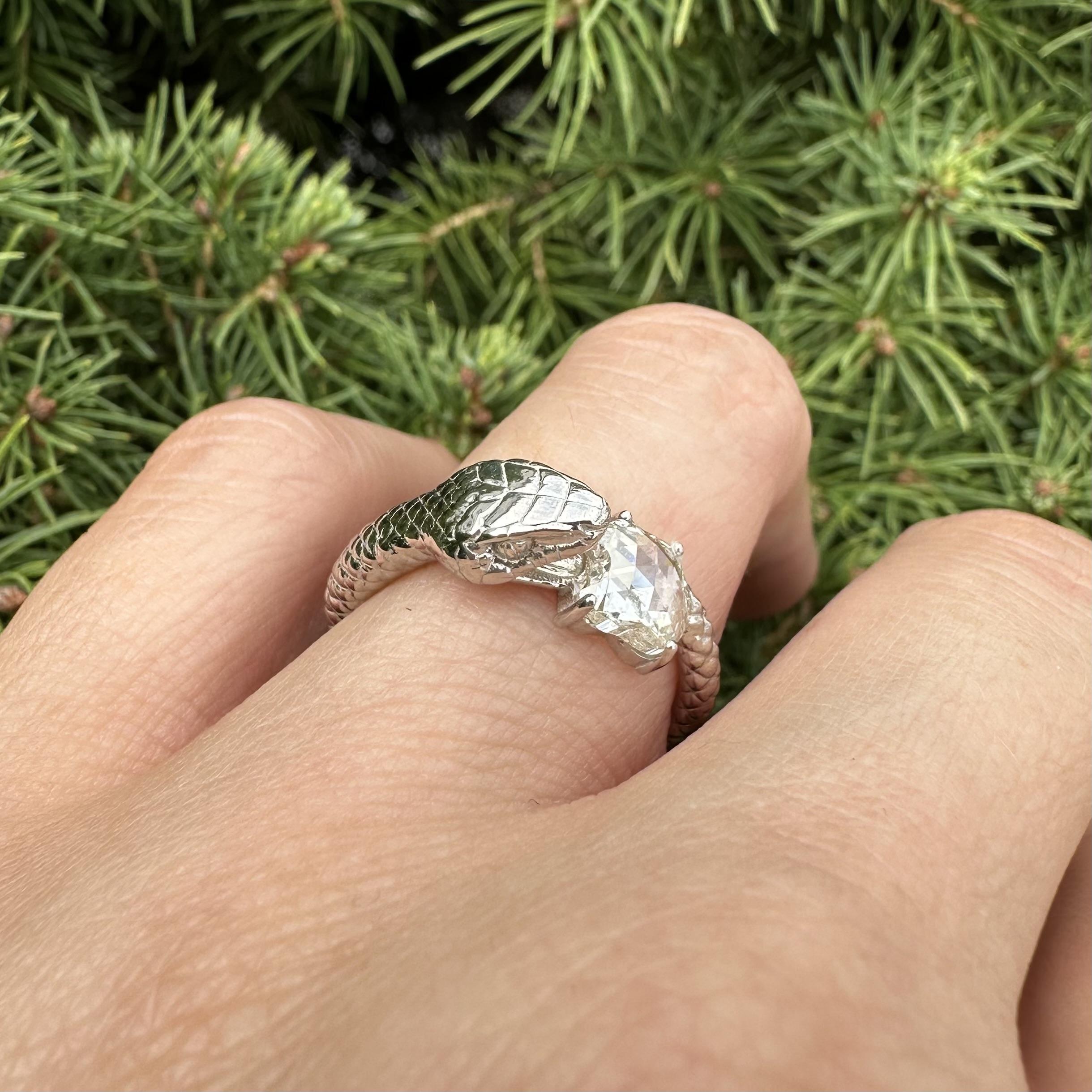 Anello con serpente strutturato in oro bianco 18k GIA 1,01ct Unique Rose Apple Shape Diamond in vendita 10