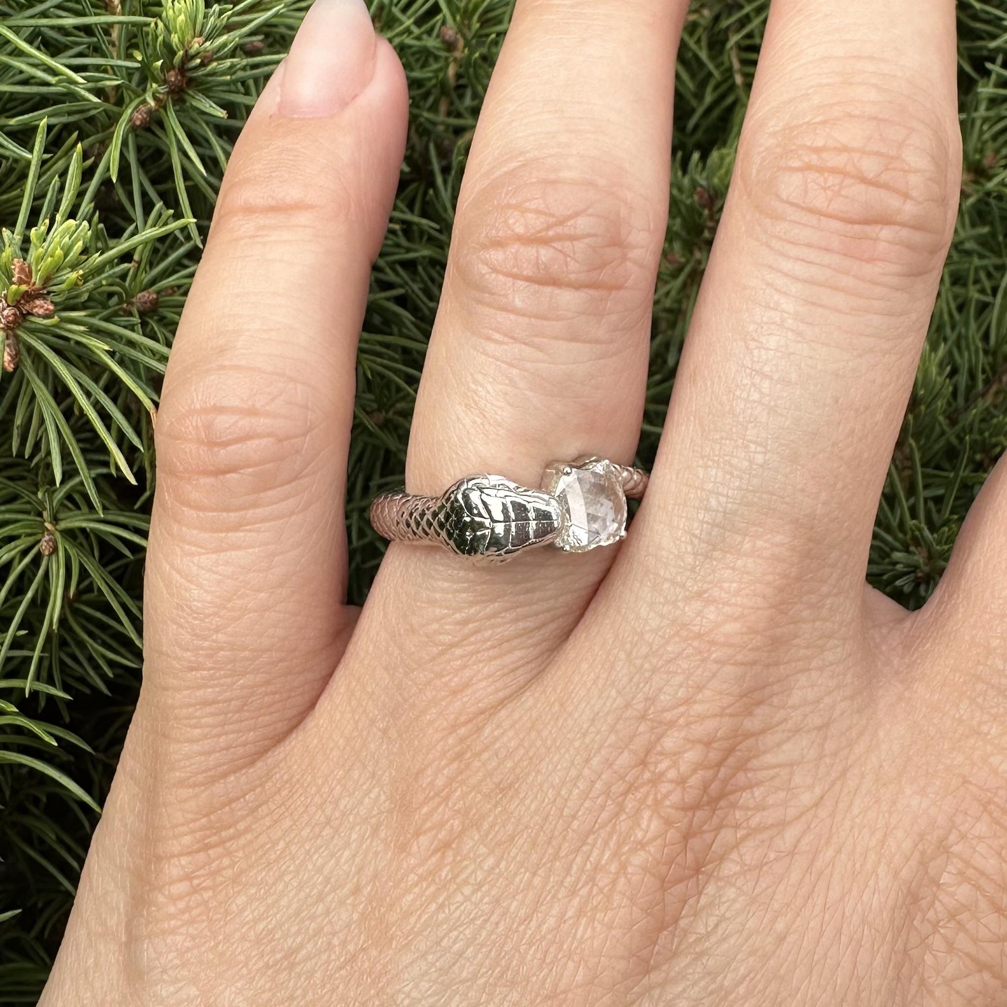 Anello con serpente strutturato in oro bianco 18k GIA 1,01ct Unique Rose Apple Shape Diamond in vendita 11