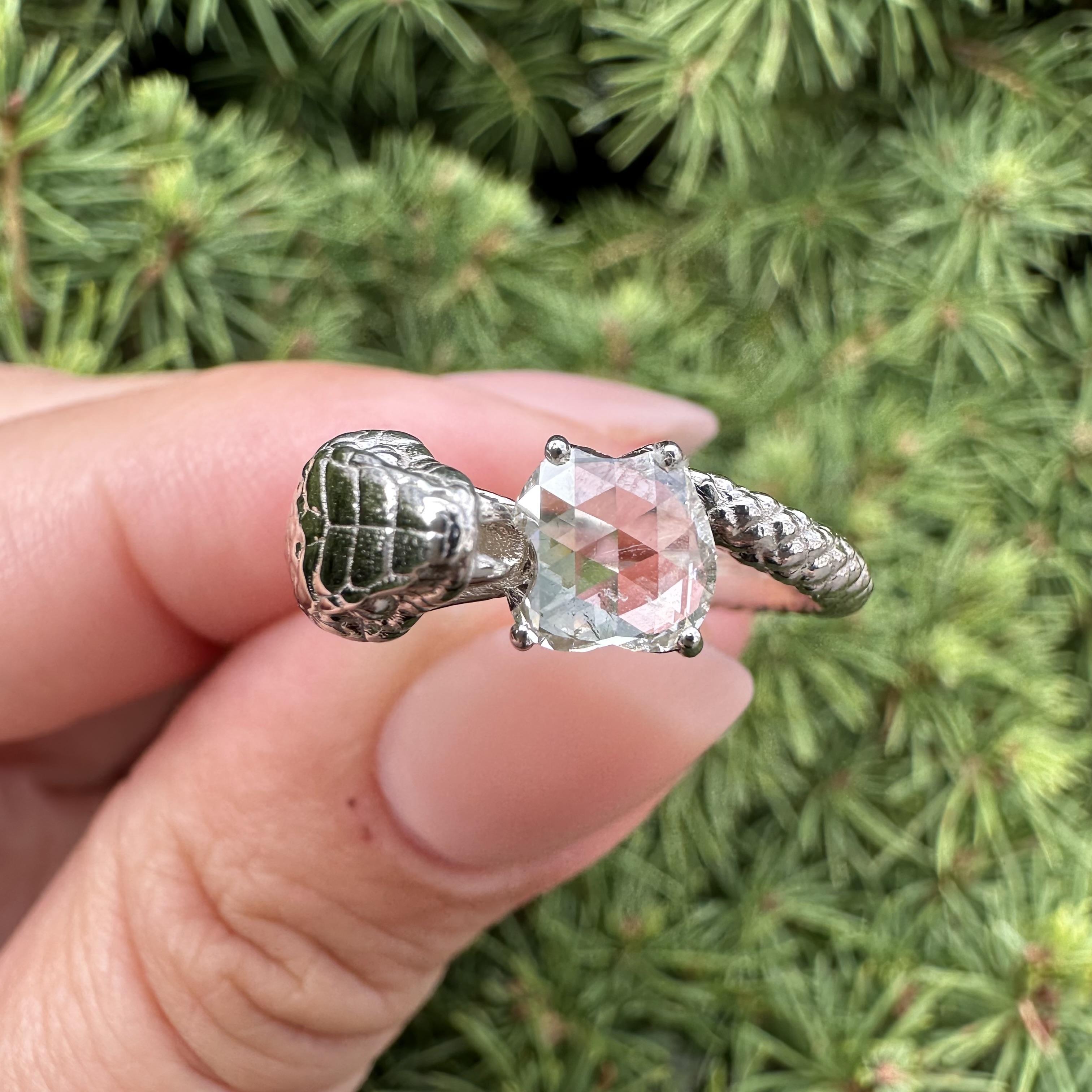 Anello con serpente strutturato in oro bianco 18k GIA 1,01ct Unique Rose Apple Shape Diamond in vendita 12