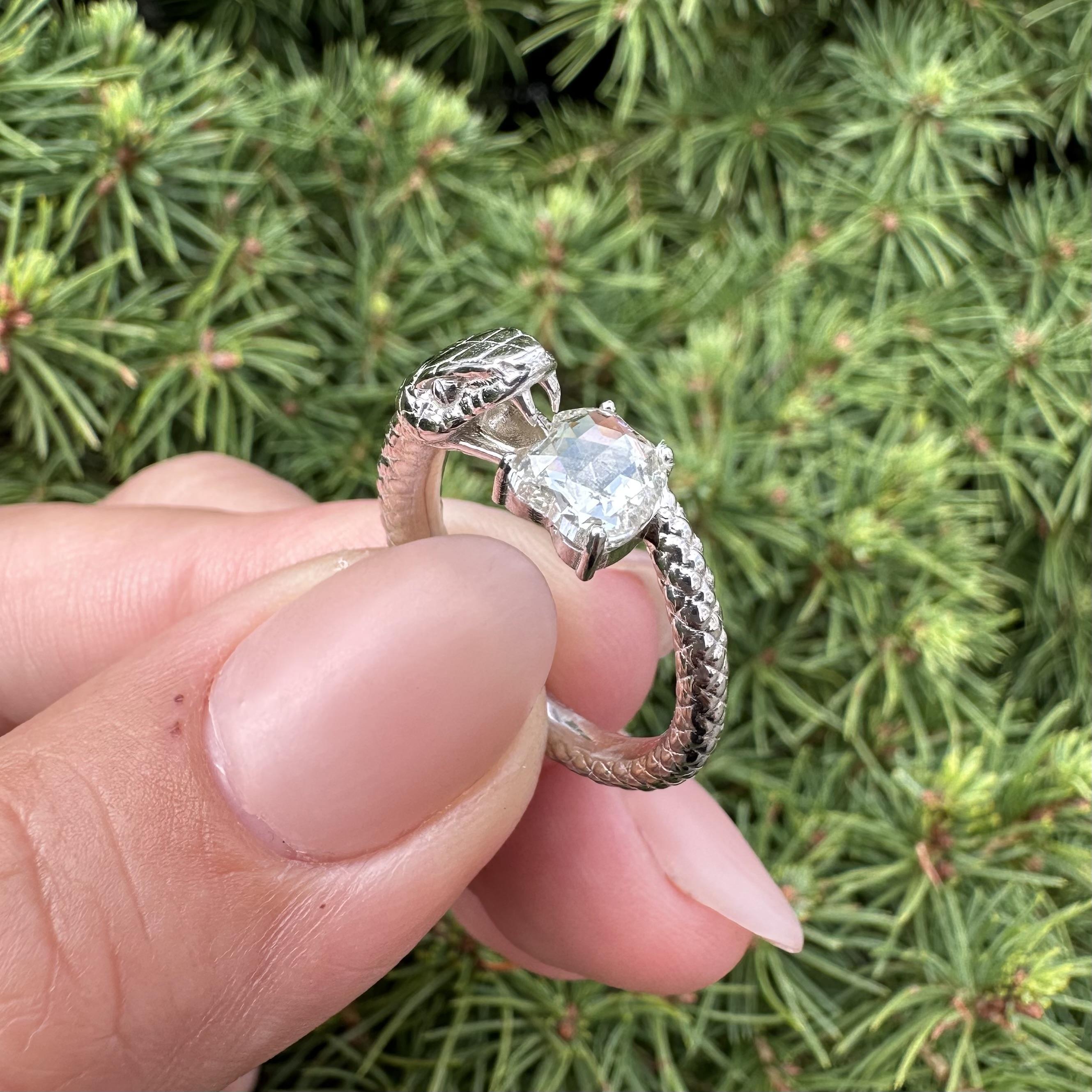 Anello con serpente strutturato in oro bianco 18k GIA 1,01ct Unique Rose Apple Shape Diamond in vendita 13