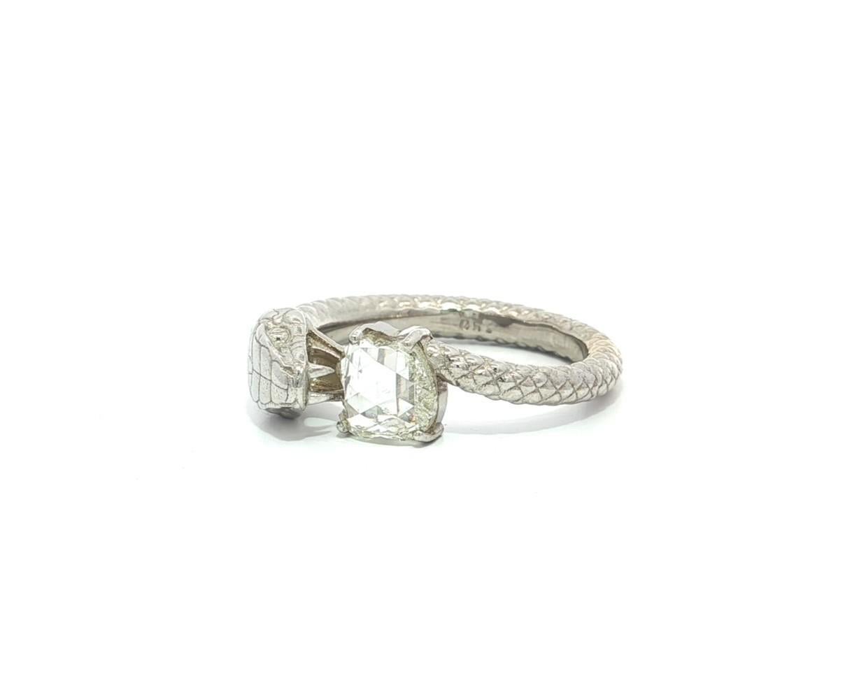 Anello con serpente strutturato in oro bianco 18k GIA 1,01ct Unique Rose Apple Shape Diamond In condizioni ottime in vendita a Montclair, NJ