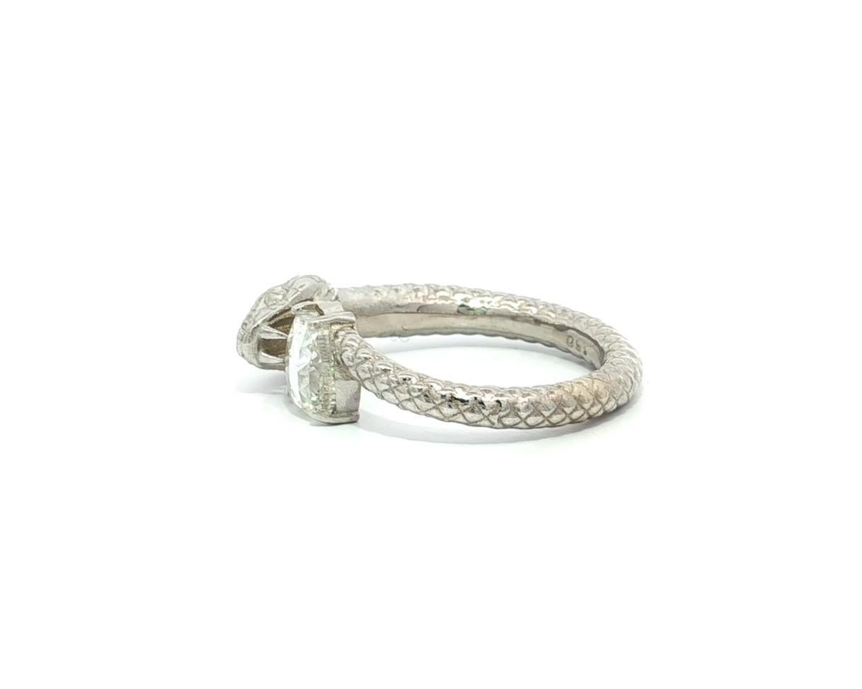 Donna Anello con serpente strutturato in oro bianco 18k GIA 1,01ct Unique Rose Apple Shape Diamond in vendita