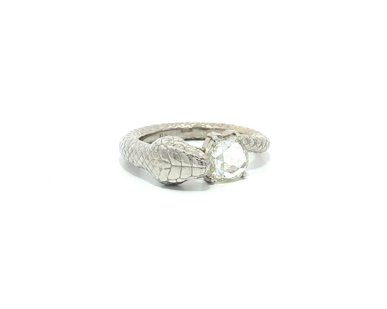 Anello con serpente strutturato in oro bianco 18k GIA 1,01ct Unique Rose Apple Shape Diamond