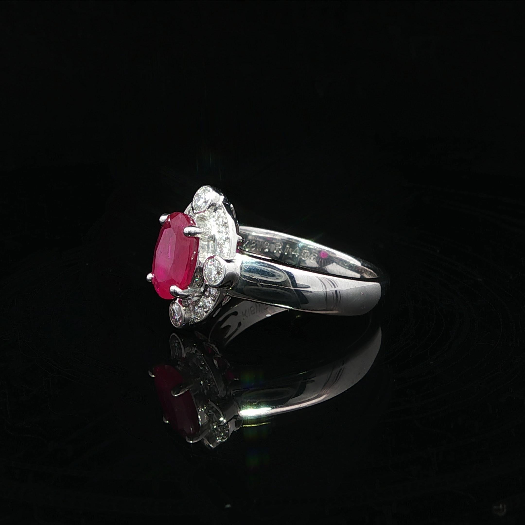 Anello in oro bianco 18k GIA 1,77ctw taglio ovale con rubino rosso vivo e diamante a raggiera in vendita 5