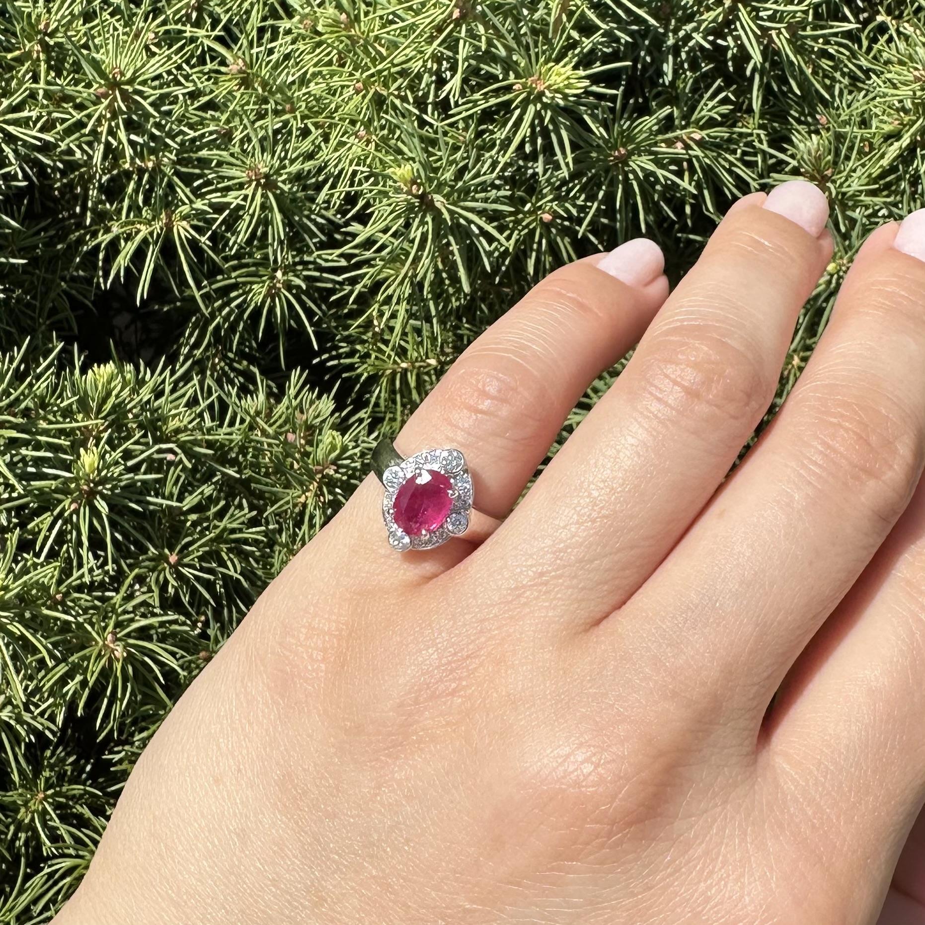 Anello in oro bianco 18k GIA 1,77ctw taglio ovale con rubino rosso vivo e diamante a raggiera in vendita 7