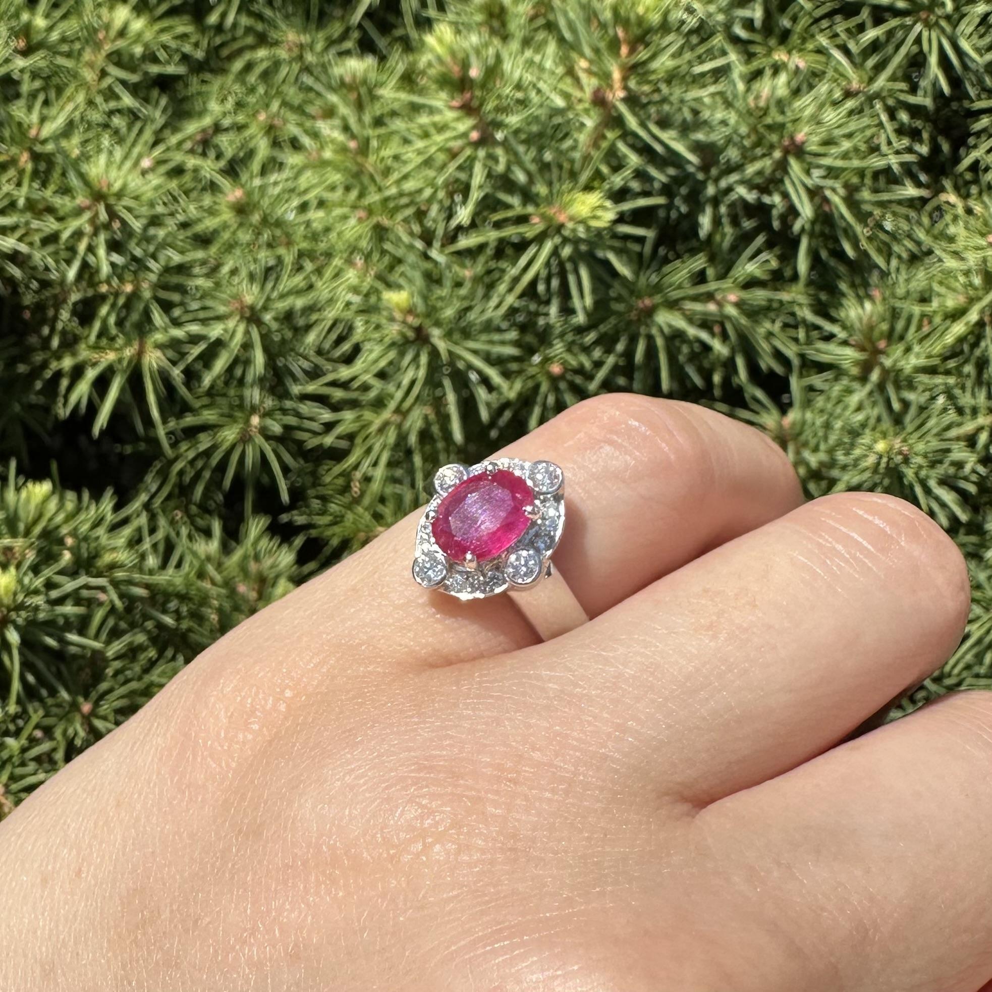 Anello in oro bianco 18k GIA 1,77ctw taglio ovale con rubino rosso vivo e diamante a raggiera in vendita 8