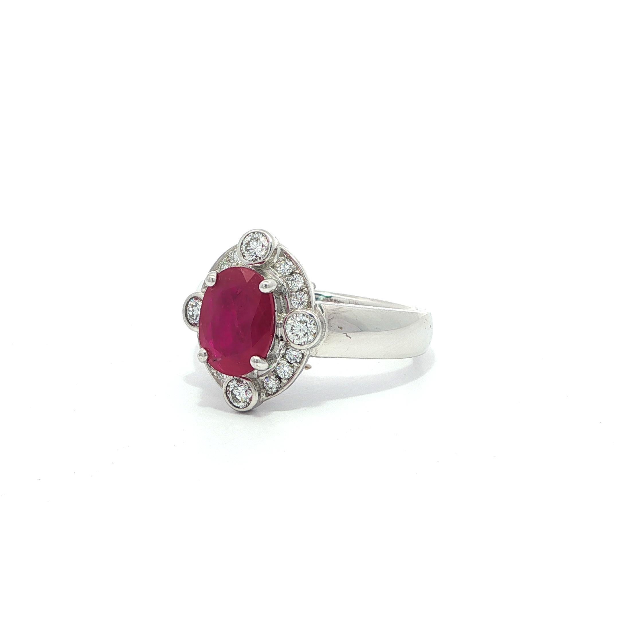 Anello in oro bianco 18k GIA 1,77ctw taglio ovale con rubino rosso vivo e diamante a raggiera In condizioni ottime in vendita a Montclair, NJ