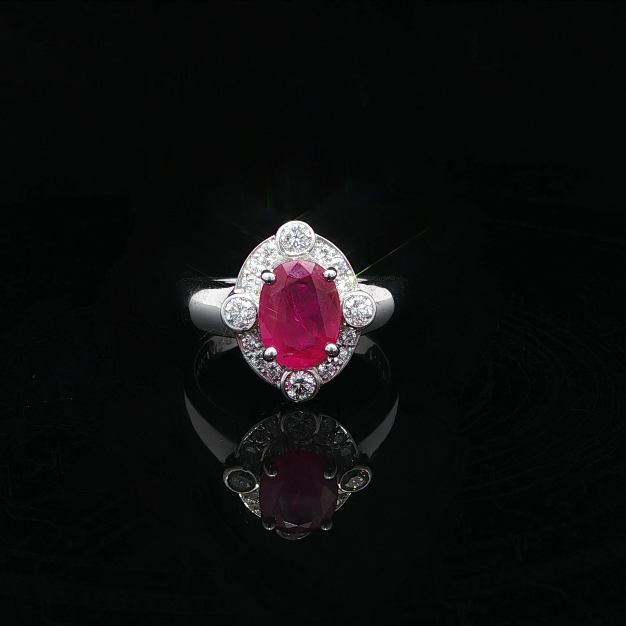Anello in oro bianco 18k GIA 1,77ctw taglio ovale con rubino rosso vivo e diamante a raggiera in vendita 3