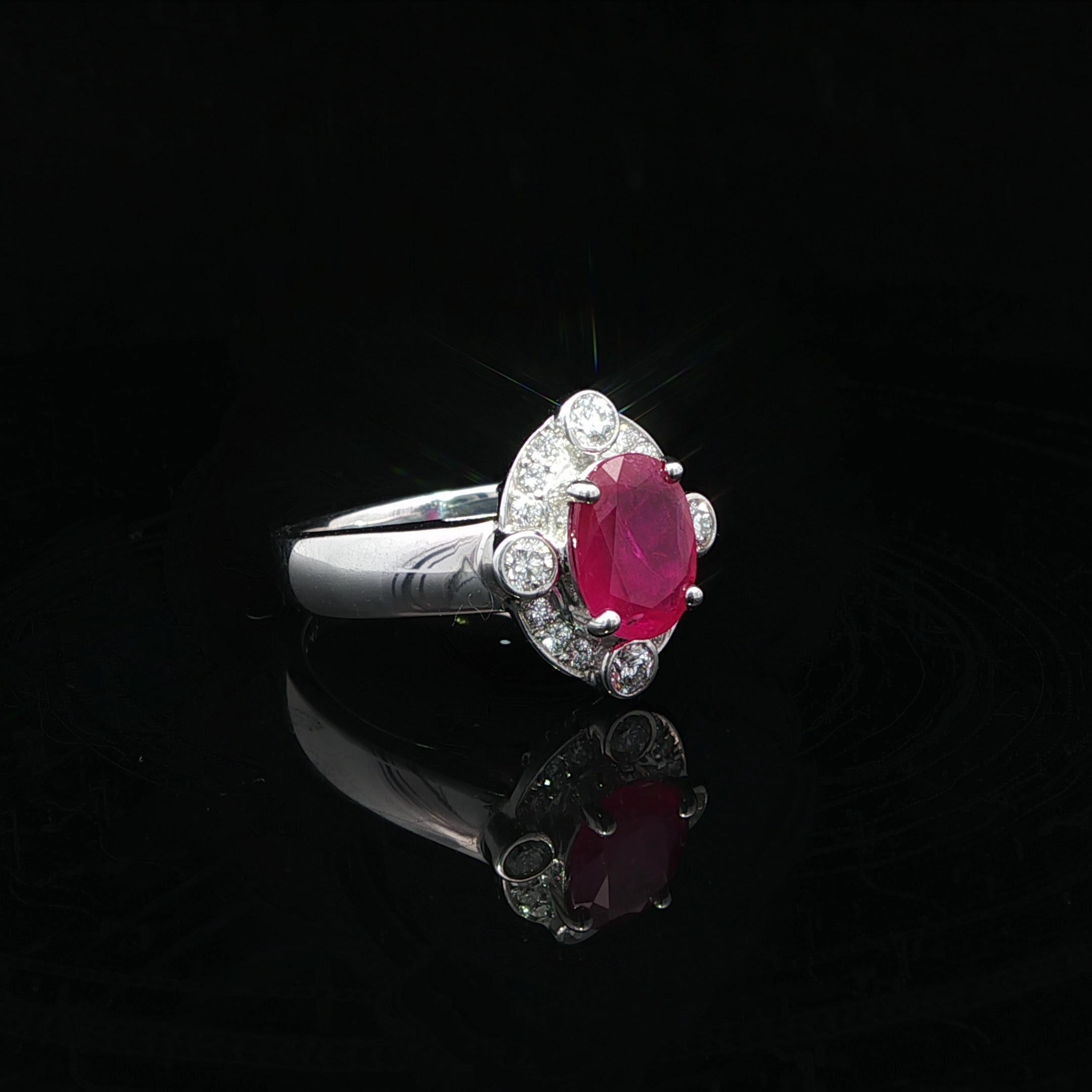 Anello in oro bianco 18k GIA 1,77ctw taglio ovale con rubino rosso vivo e diamante a raggiera in vendita 4
