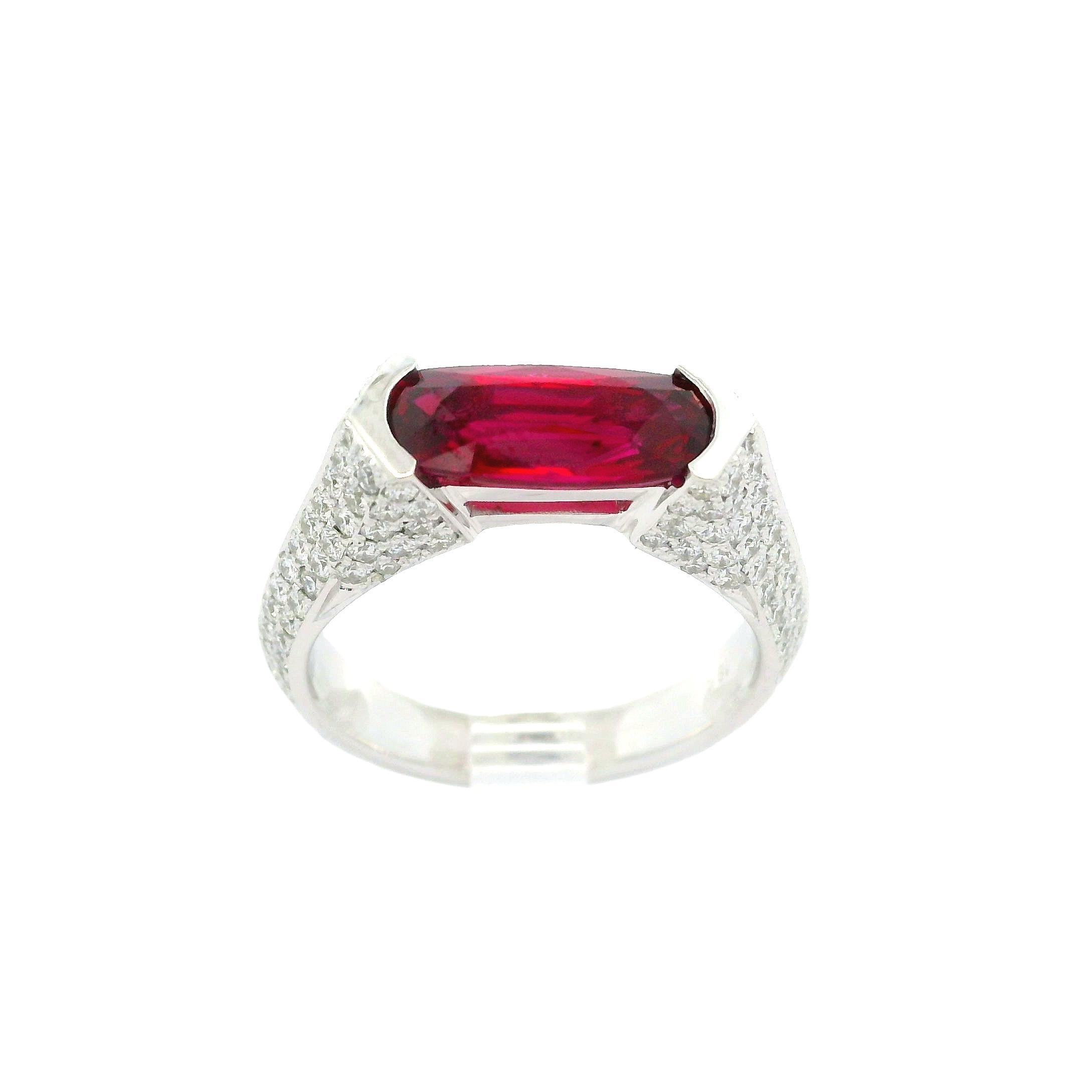 Bague en or blanc 18k GIA 2.04ctw Elongated No Heat Ruby Diamond Statement Band Ring en vente 6