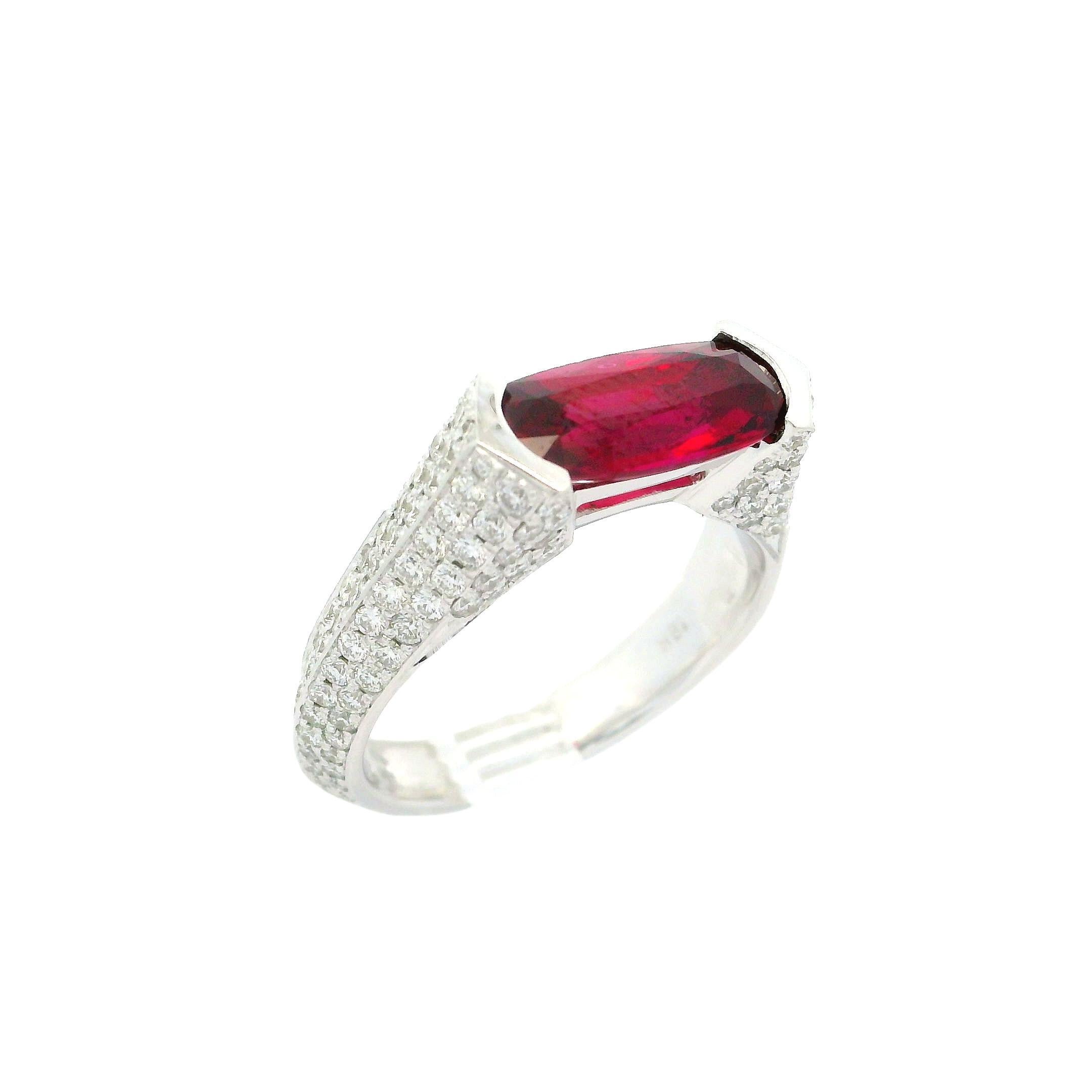 --Pierre(s) :...
(1) Rubis naturel véritable - taille ovale allongée - serti clos - pas de chaleur - couleur rouge vif - inclusions naturelles - 2,04ct (approx. d'après les mesures de certification)
** Voir les détails de la certification ci-dessous