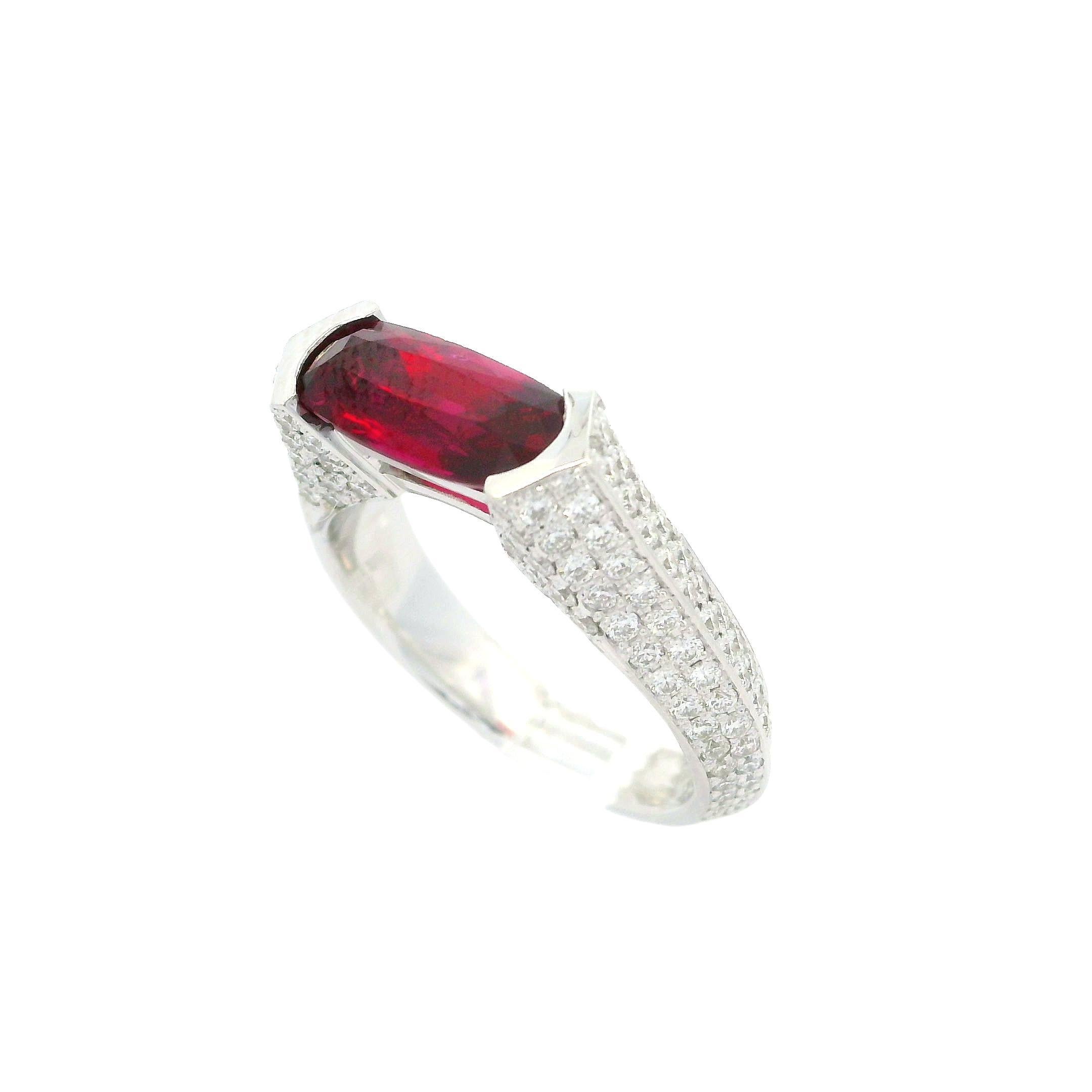 Taille ovale Bague en or blanc 18k GIA 2.04ctw Elongated No Heat Ruby Diamond Statement Band Ring en vente