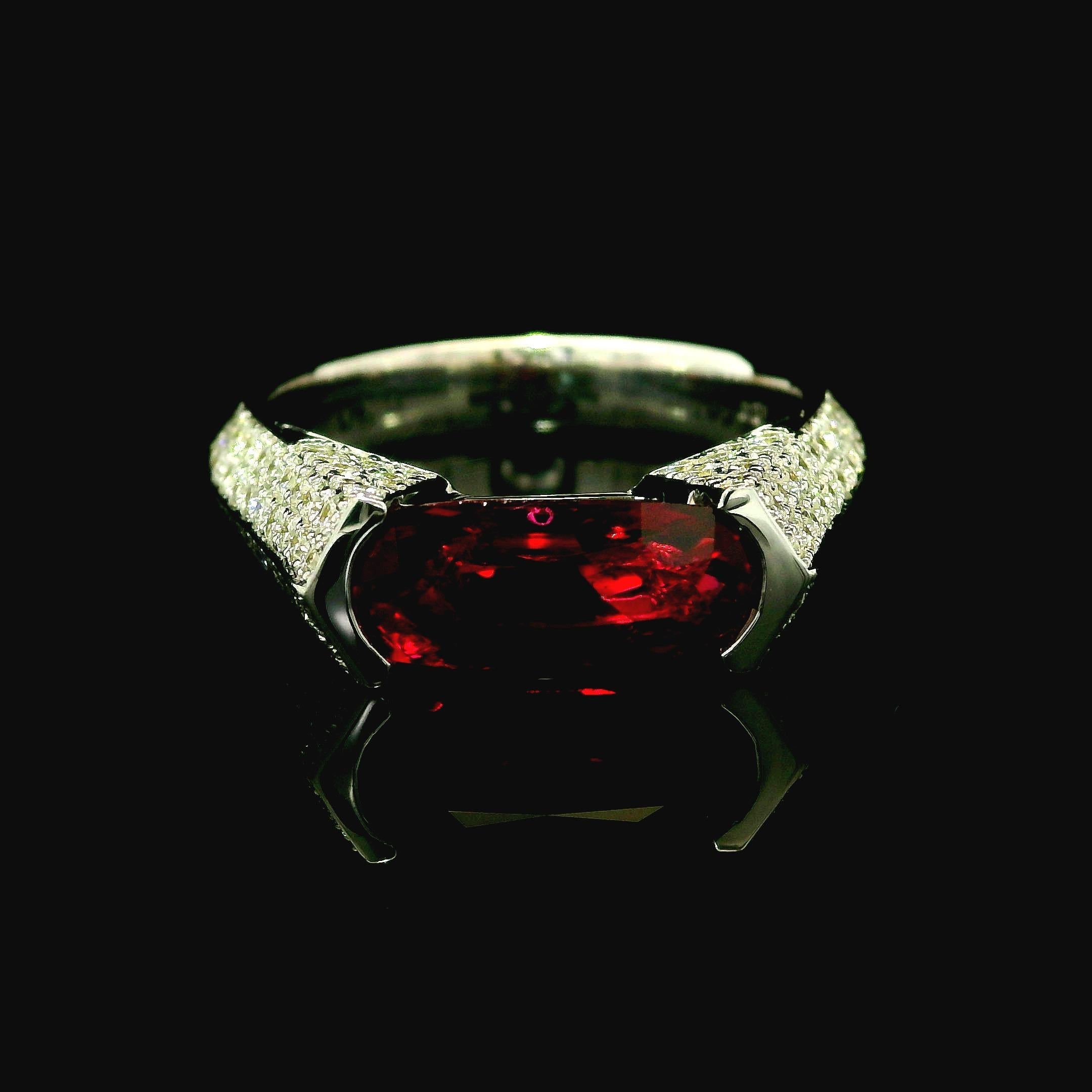 Bague en or blanc 18k GIA 2.04ctw Elongated No Heat Ruby Diamond Statement Band Ring en vente 1