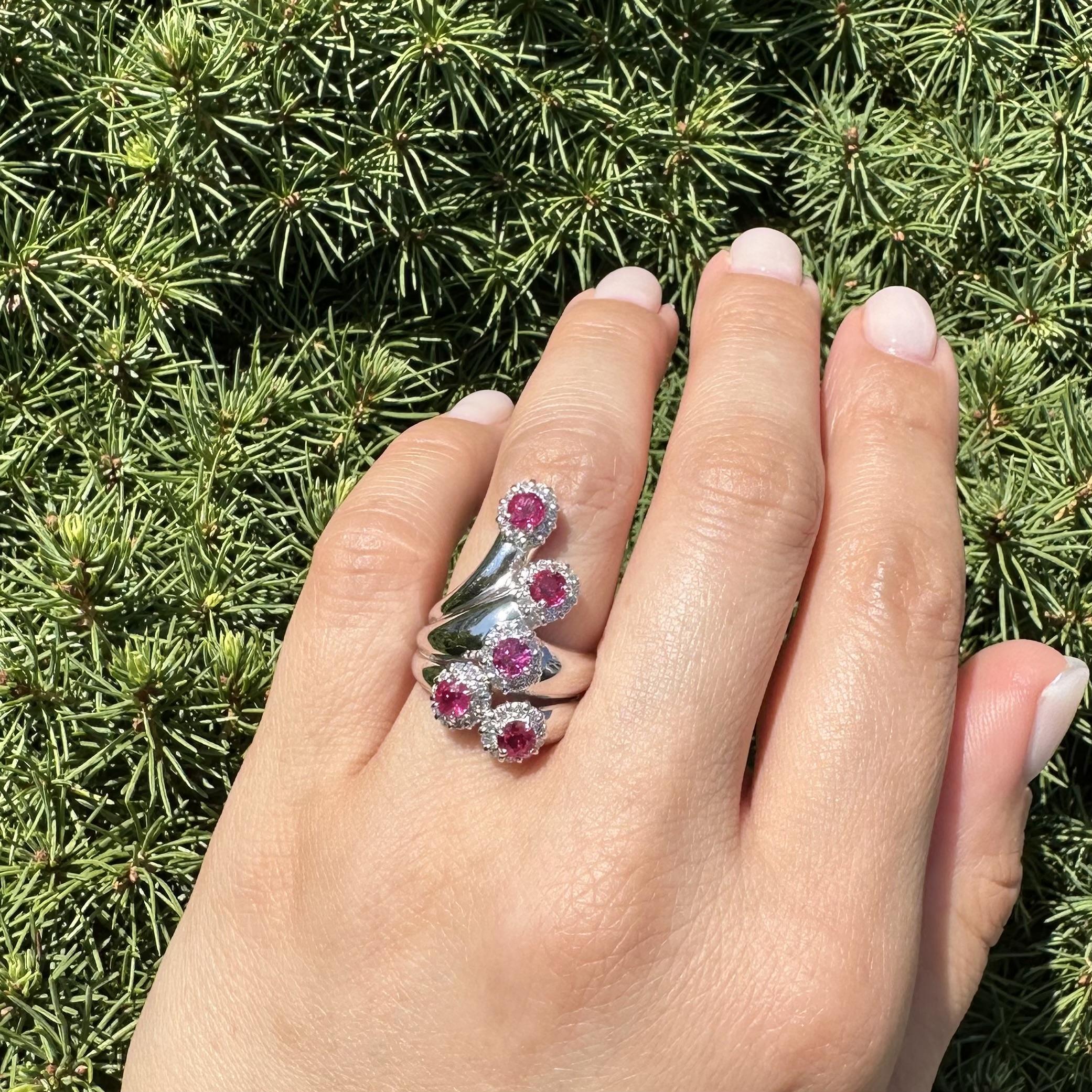 Bague en or blanc 18k GIA 2.20ctw Round Burma Ruby & Diamond Halo Bypass Spray Ring en vente 6