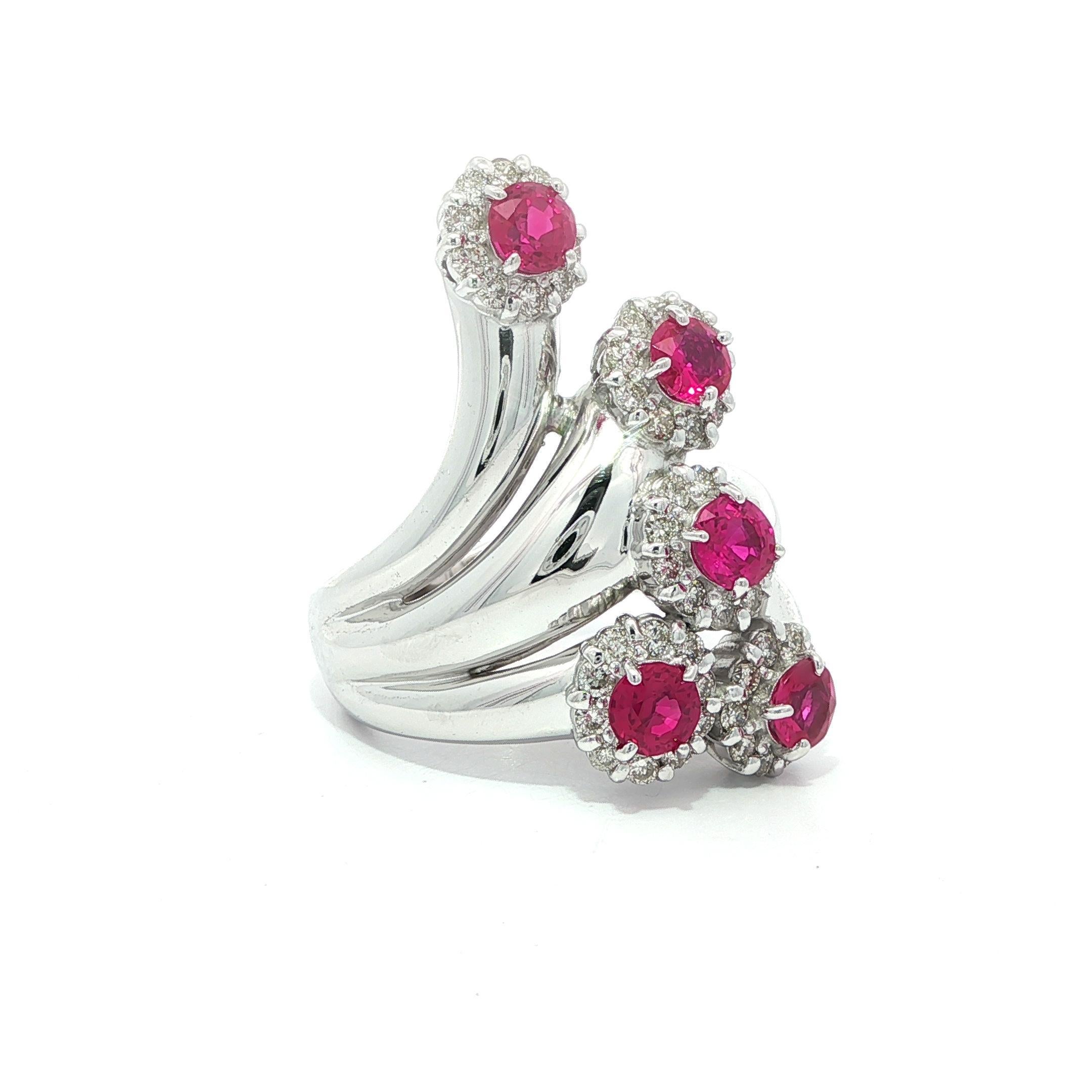 Bague en or blanc 18k GIA 2.20ctw Round Burma Ruby & Diamond Halo Bypass Spray Ring en vente 10