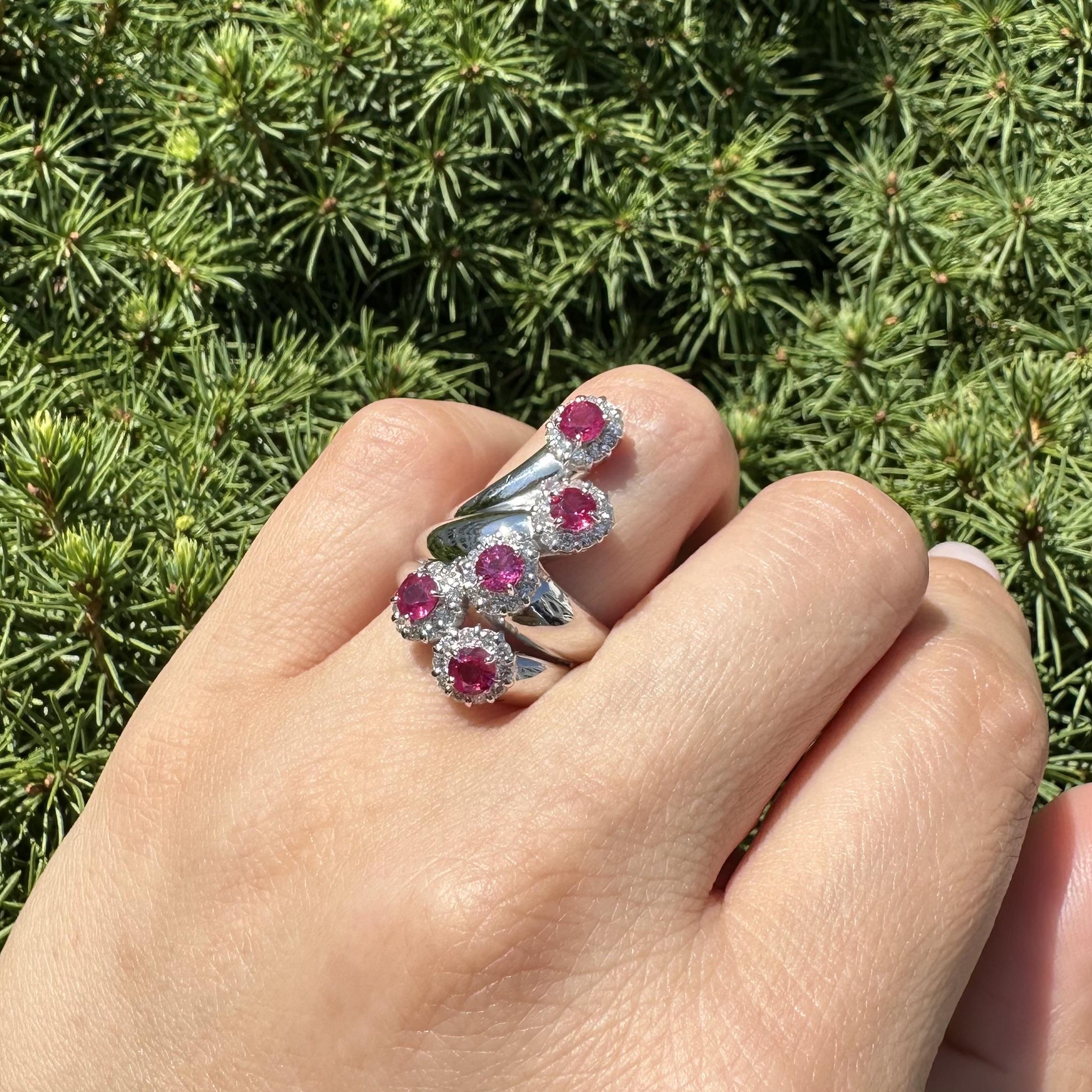Bague en or blanc 18k GIA 2.20ctw Round Burma Ruby & Diamond Halo Bypass Spray Ring en vente 13
