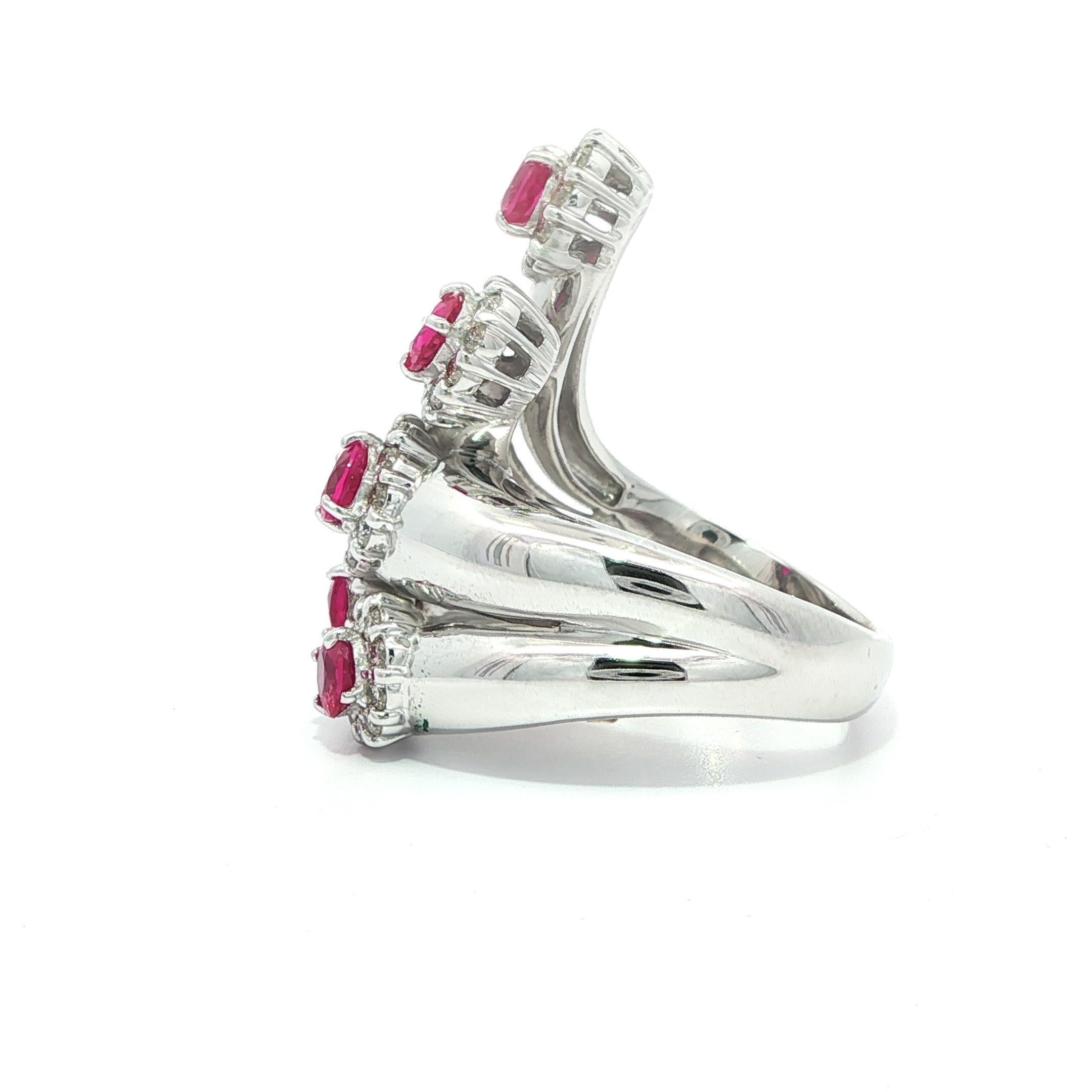 Bague en or blanc 18k GIA 2.20ctw Round Burma Ruby & Diamond Halo Bypass Spray Ring en vente 3