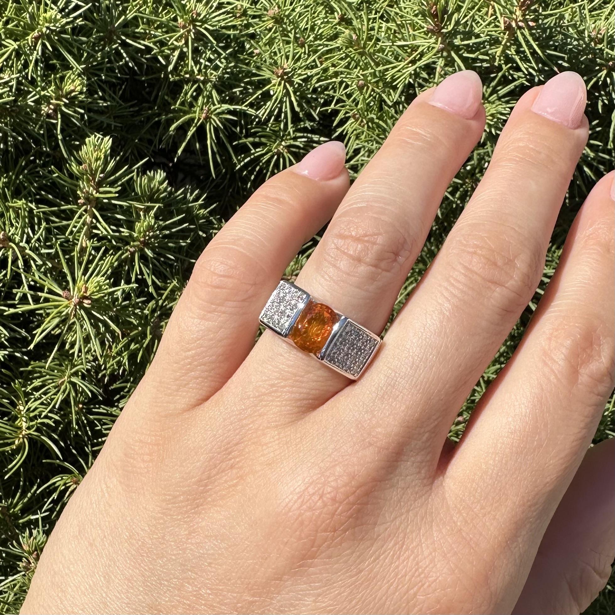 Anillo de oro blanco de 18 quilates con diamantes de zafiro de canal naranja brillante oval de 2,68 ctw GIA en venta 10