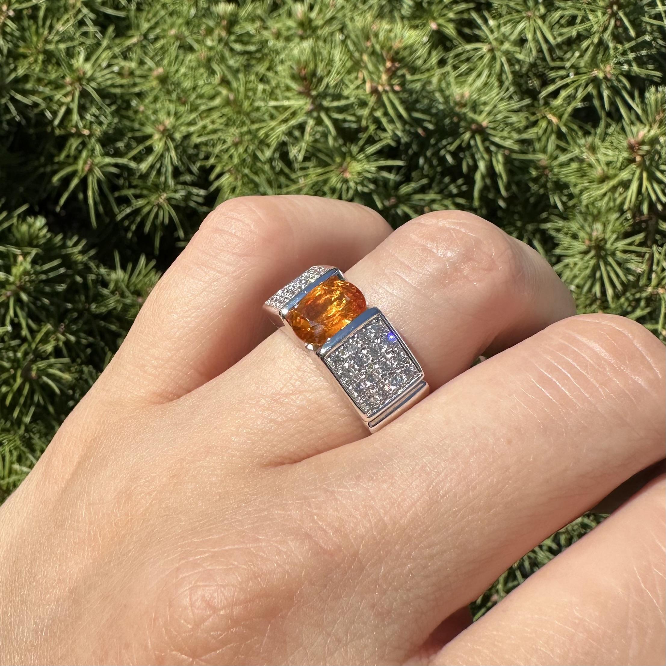 Anillo de oro blanco de 18 quilates con diamantes de zafiro de canal naranja brillante oval de 2,68 ctw GIA en venta 11