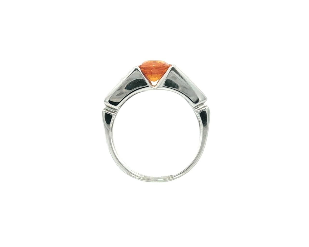 Anillo de oro blanco de 18 quilates con diamantes de zafiro de canal naranja brillante oval de 2,68 ctw GIA en venta 1