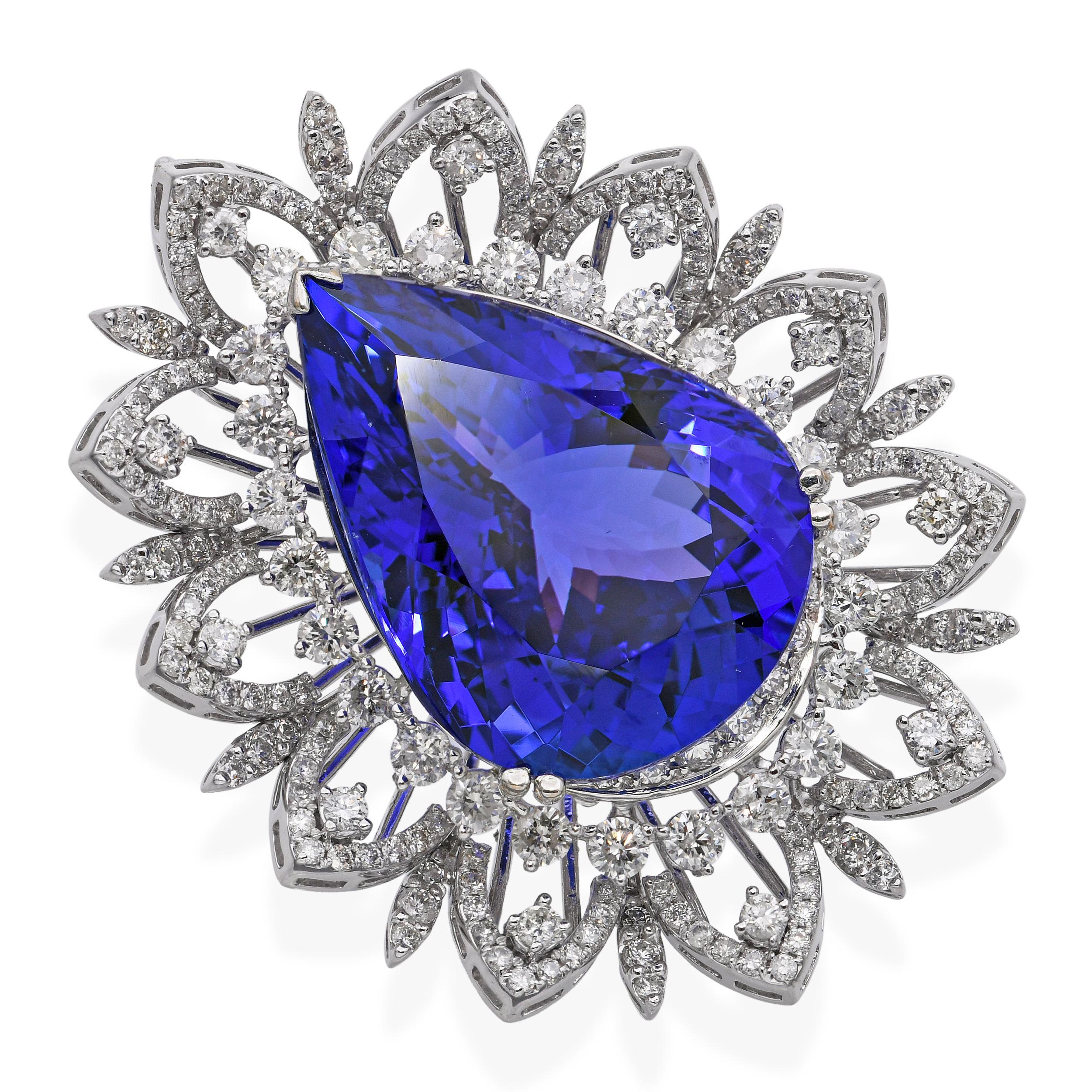Este impresionante colgante está elaborado en oro blanco de 18 quilates y tiene como pieza central una magnífica tanzanita de 32,82 ct. La vívida gema azul-violeta está enmarcada por 4,32 quilates de brillantes diamantes, que añaden un brillo y un