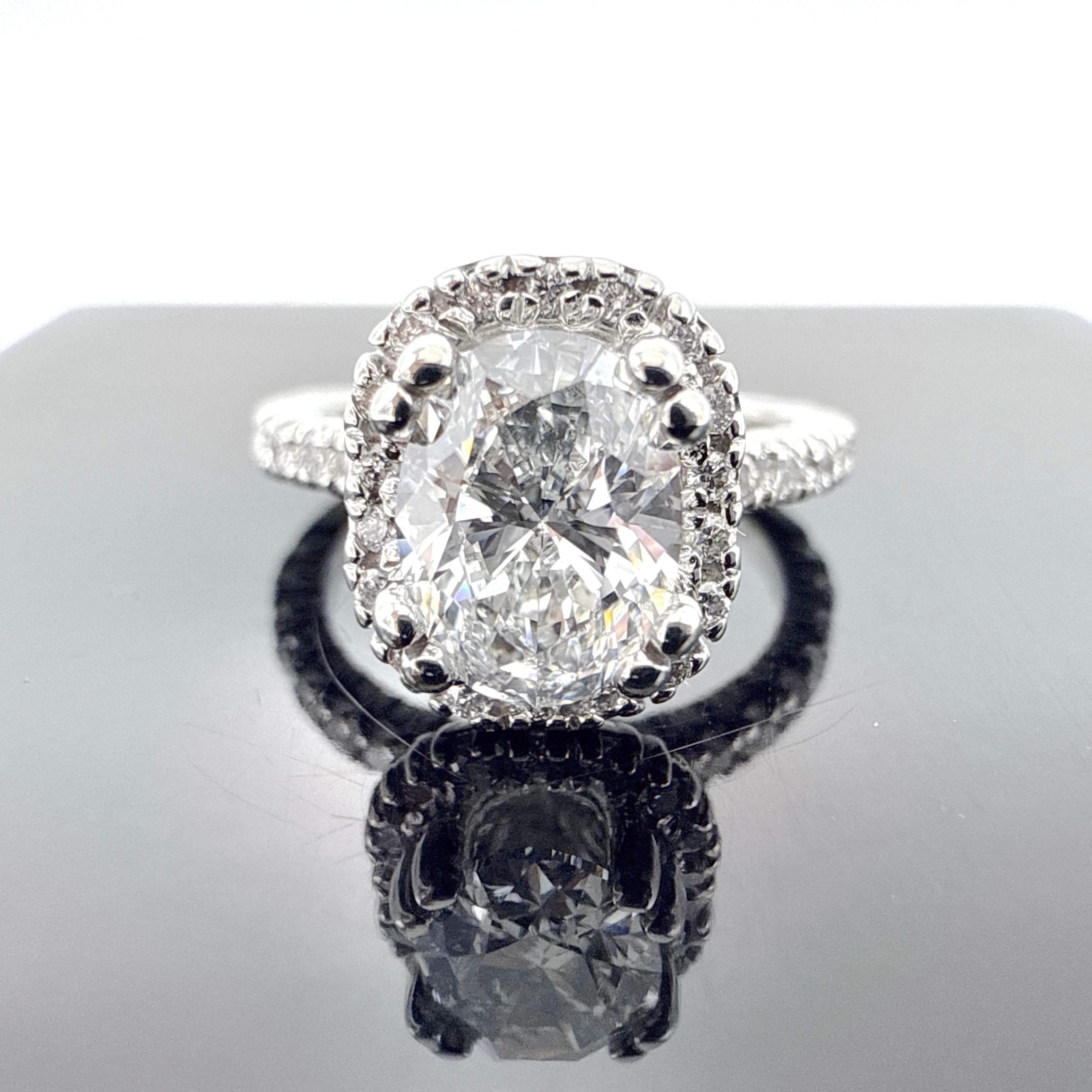 Taglio ovale Anello di fidanzamento con diamante ovale naturale aureolato in oro bianco 18K GIA CanadaMark 1,01ct in vendita