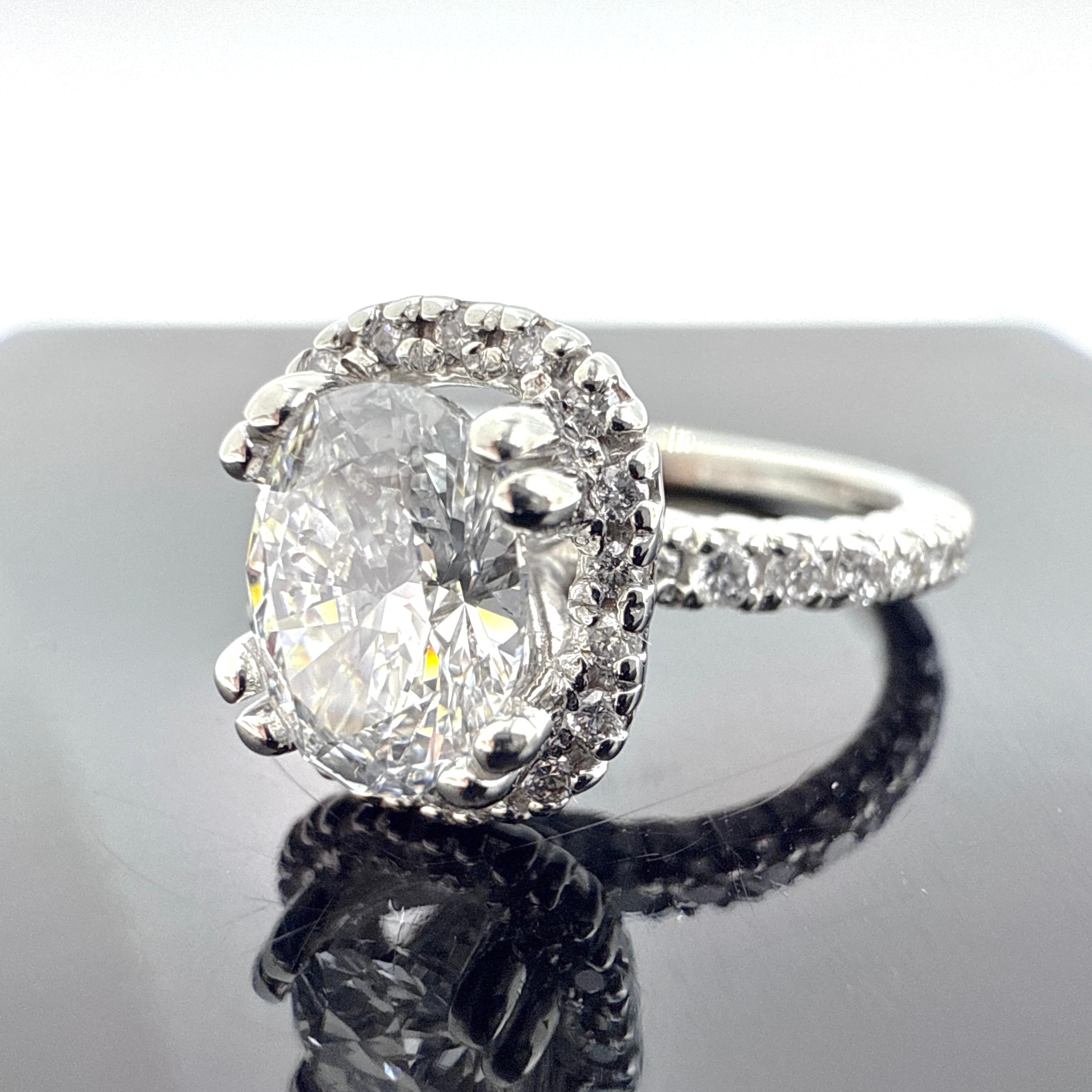 Anello di fidanzamento con diamante ovale naturale aureolato in oro bianco 18K GIA CanadaMark 1,01ct In condizioni buone in vendita a Victoria, BC