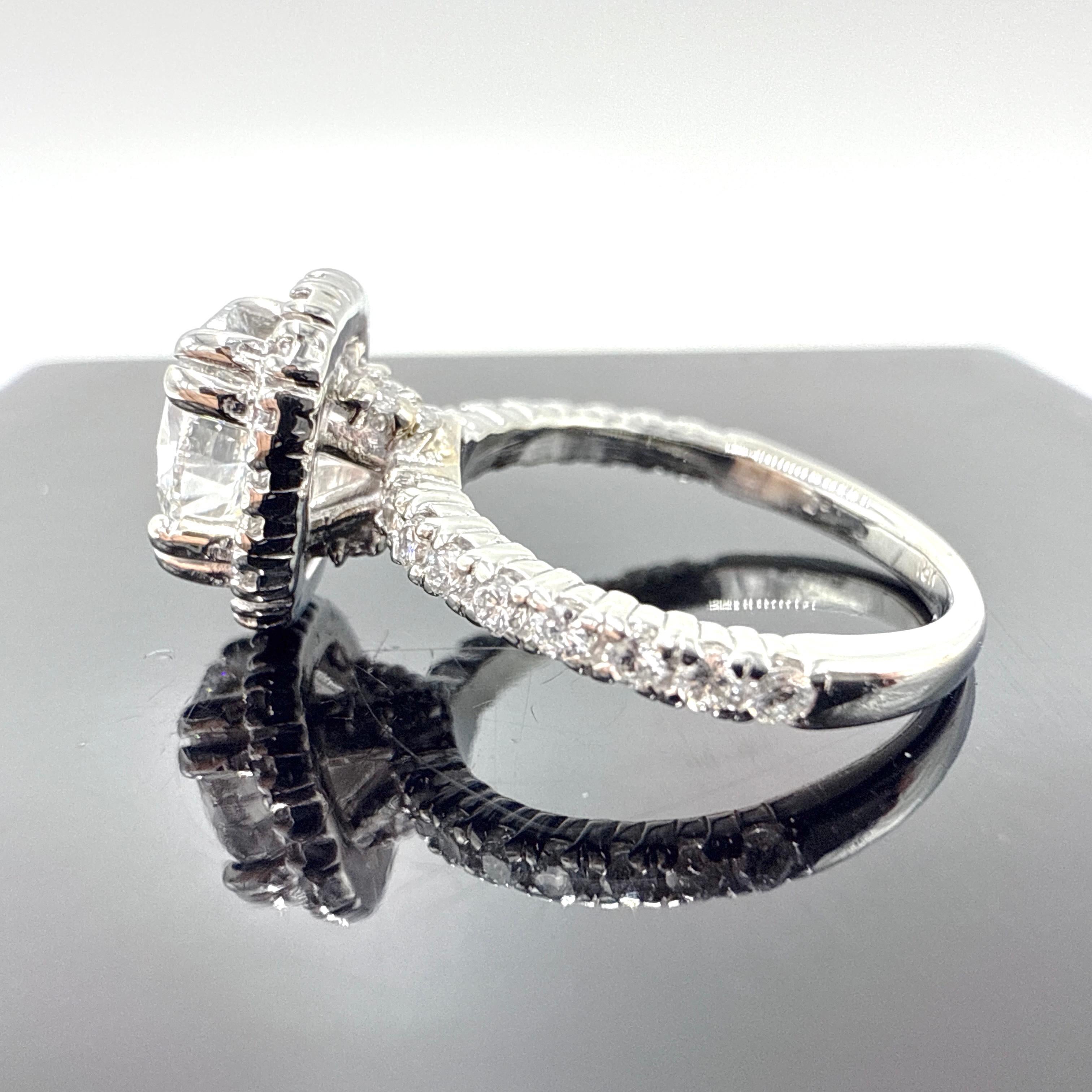 Donna Anello di fidanzamento con diamante ovale naturale aureolato in oro bianco 18K GIA CanadaMark 1,01ct in vendita