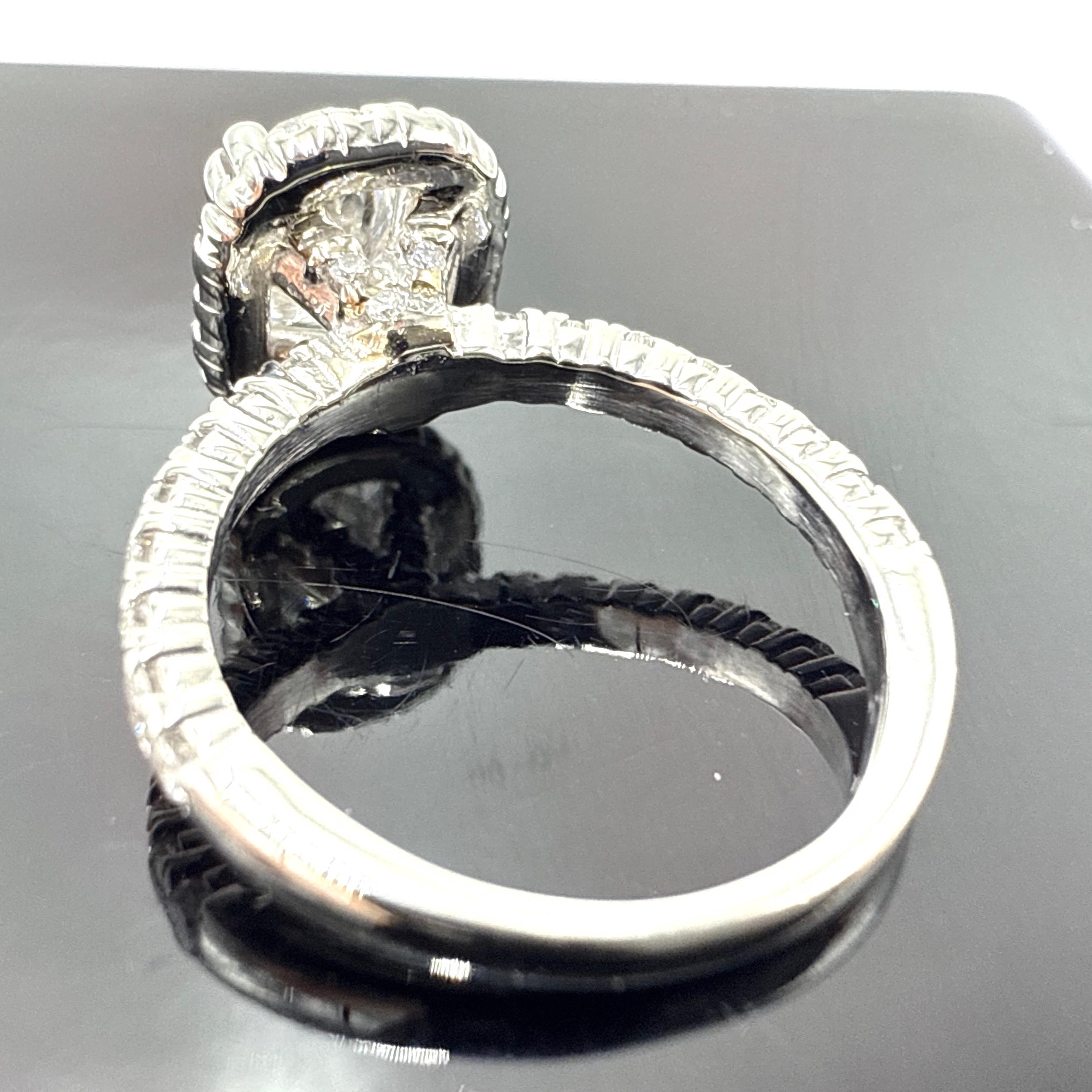 Anello di fidanzamento con diamante ovale naturale aureolato in oro bianco 18K GIA CanadaMark 1,01ct in vendita 1
