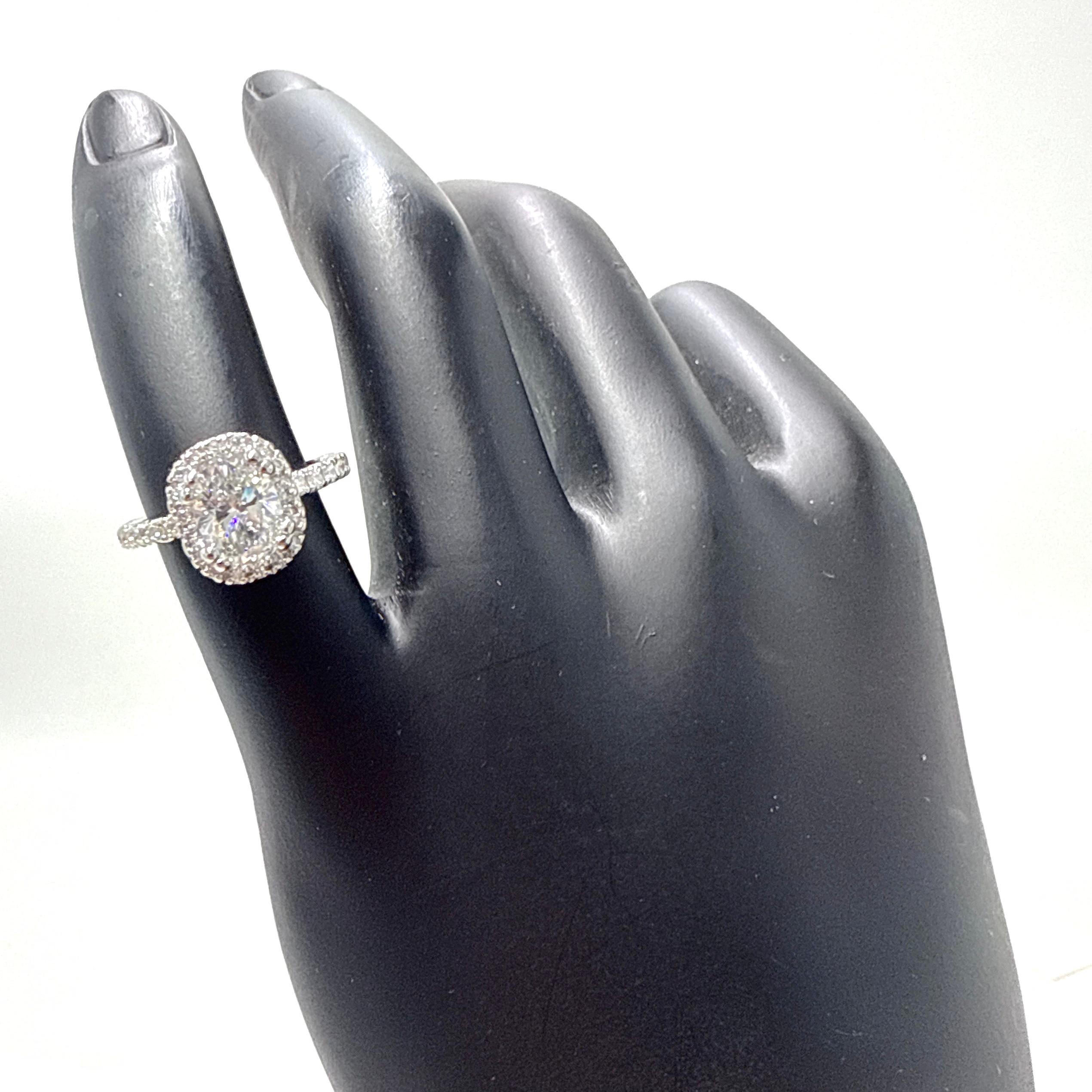 Anello di fidanzamento con diamante ovale naturale aureolato in oro bianco 18K GIA CanadaMark 1,01ct in vendita 3