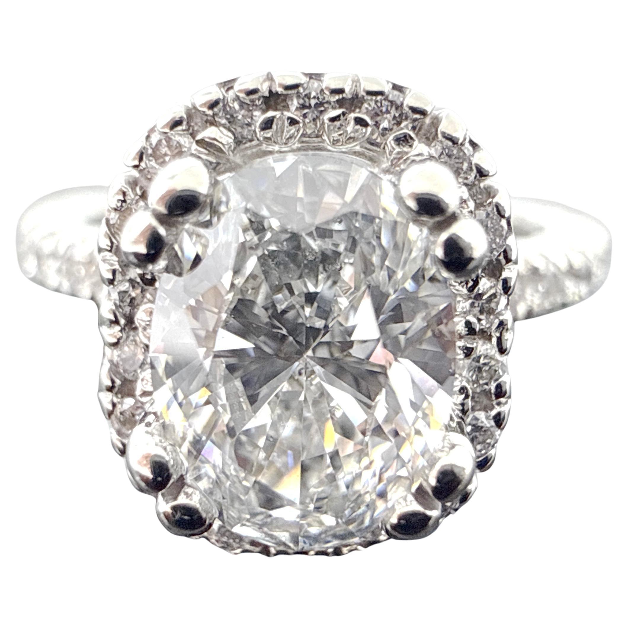 Anello di fidanzamento con diamante ovale naturale aureolato in oro bianco 18K GIA CanadaMark 1,01ct in vendita