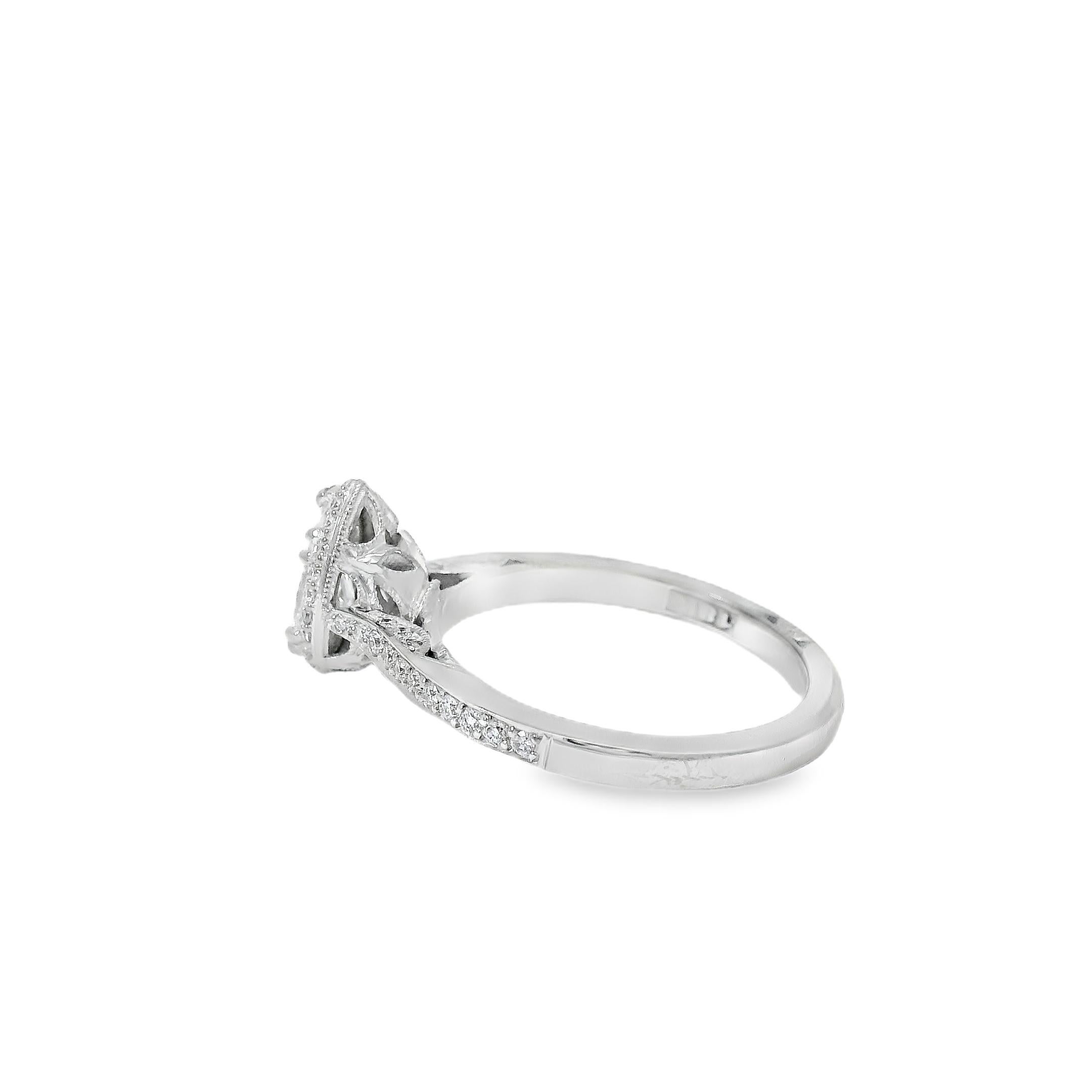 Anillo de compromiso de oro blanco de 18k con diamante talla pera certificado GIA de 0,55 ct en venta 5