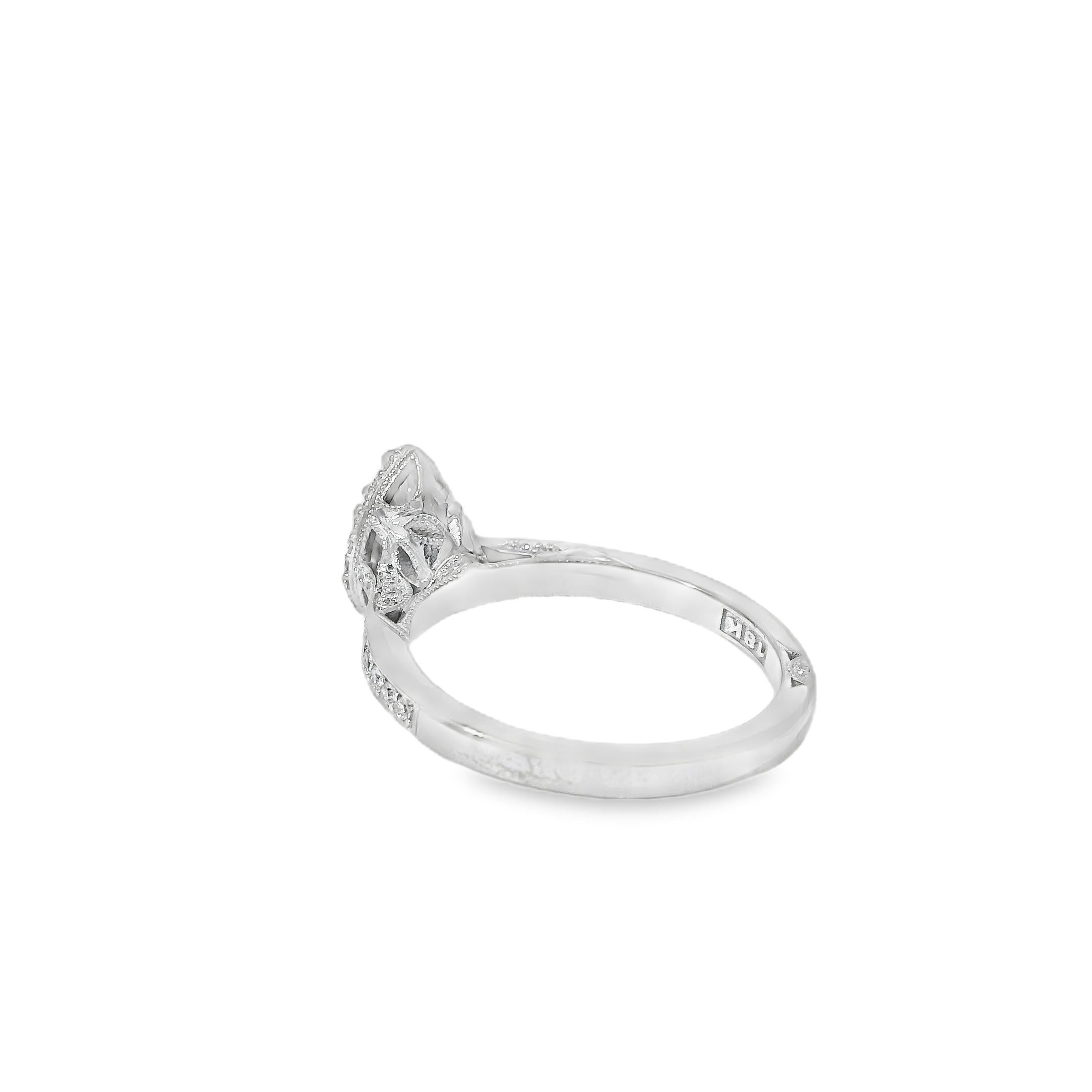 Anillo de compromiso de oro blanco de 18k con diamante talla pera certificado GIA de 0,55 ct en venta 7