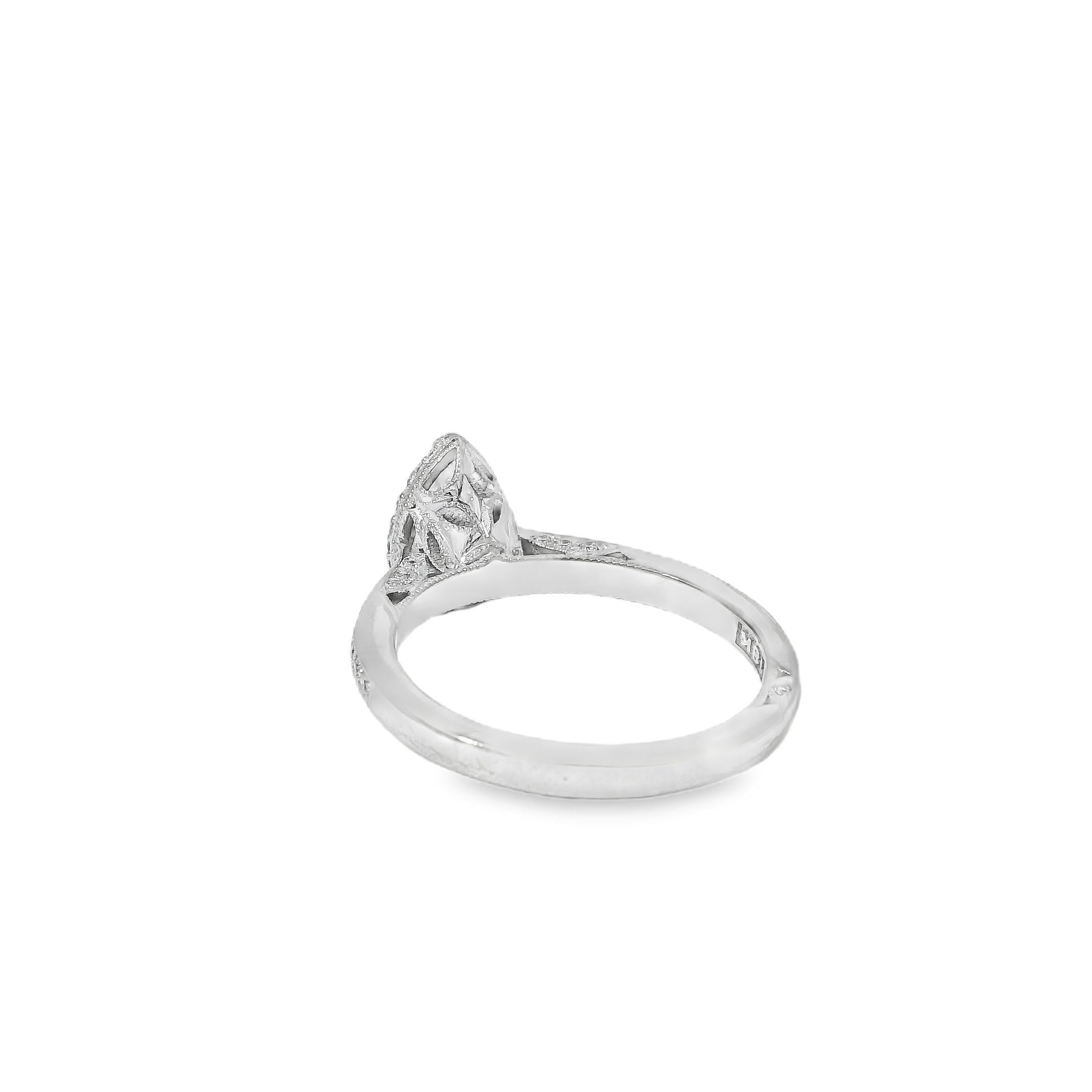 Anillo de compromiso de oro blanco de 18k con diamante talla pera certificado GIA de 0,55 ct en venta 8