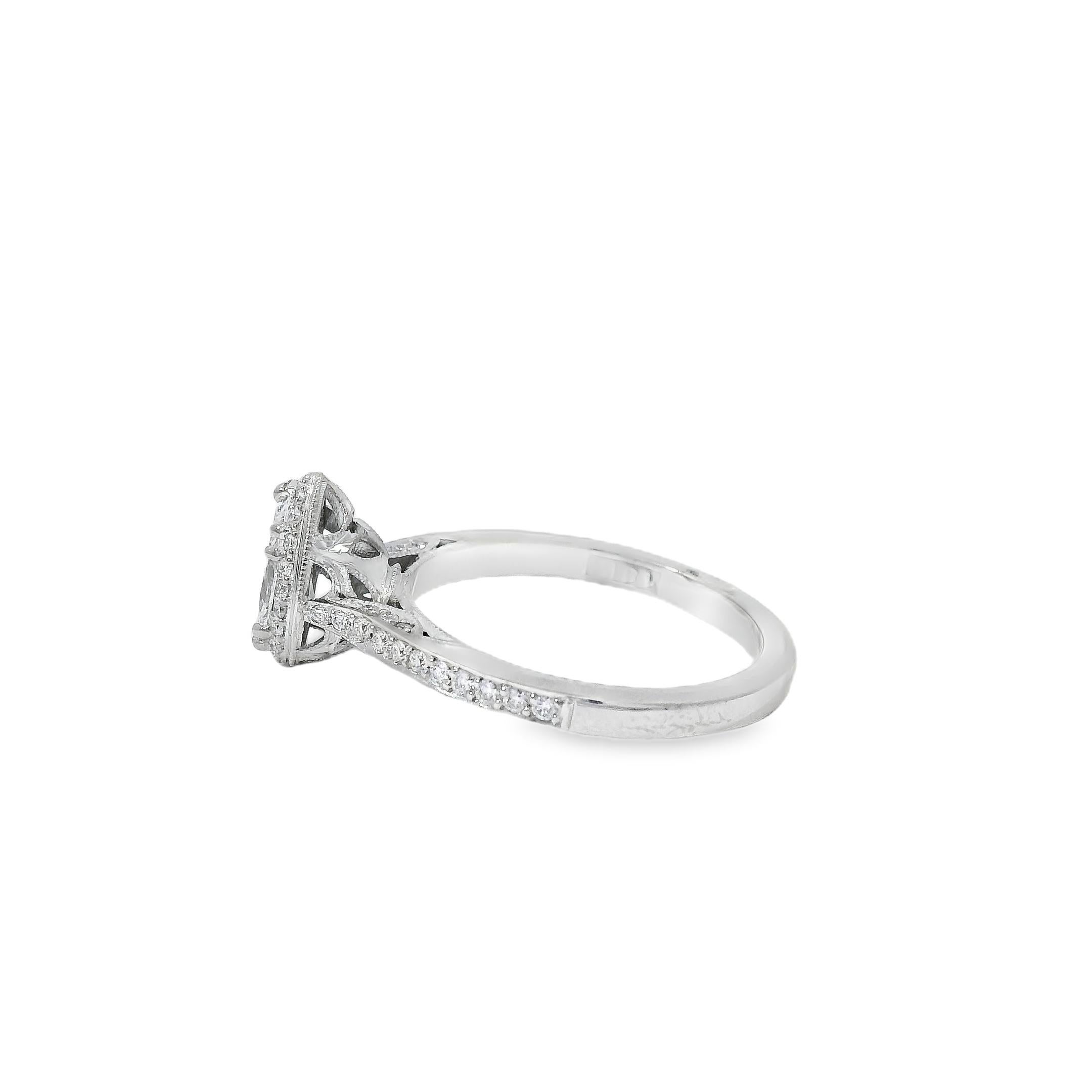 Anillo de compromiso de oro blanco de 18k con diamante talla pera certificado GIA de 0,55 ct en venta 4