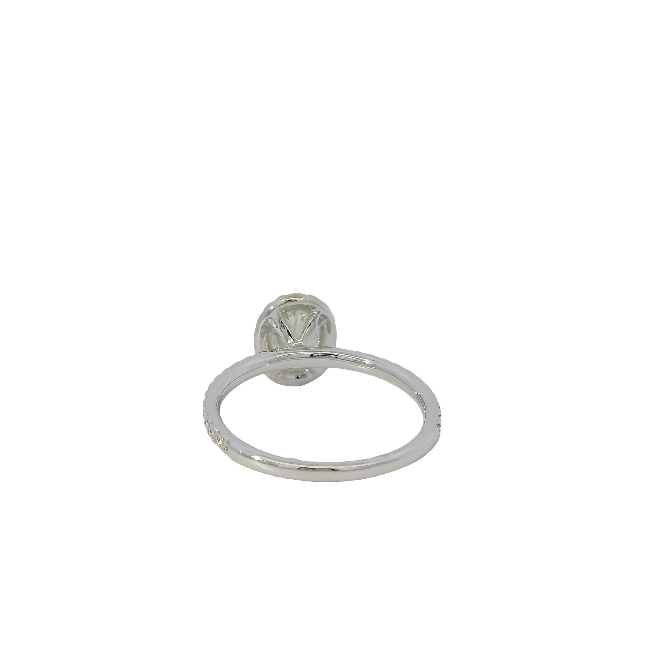 Anillo de compromiso de oro blanco de 18k con diamante de talla oval certificada por GIA de 0,71 ct en venta 7