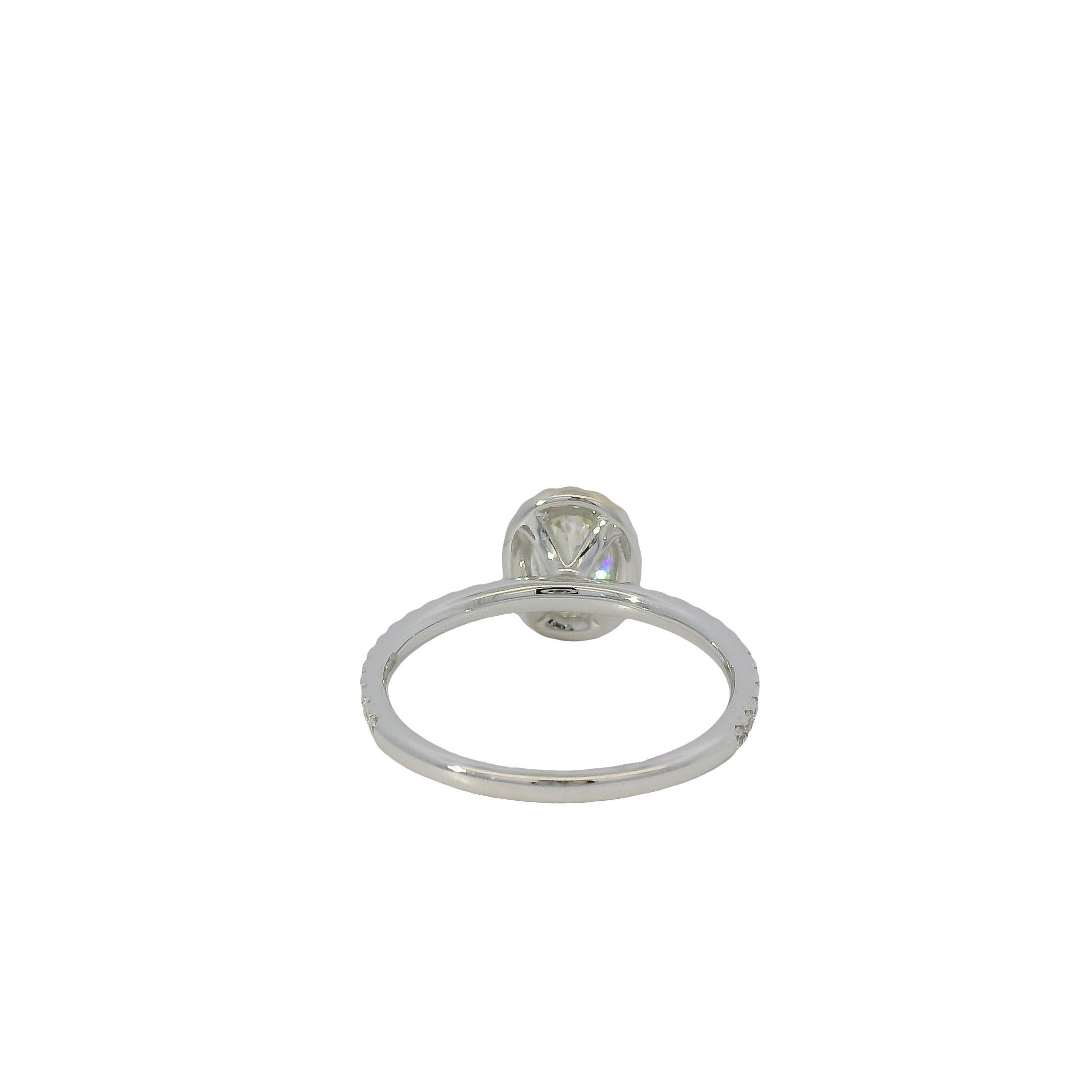Anillo de compromiso de oro blanco de 18k con diamante de talla oval certificada por GIA de 0,71 ct en venta 8