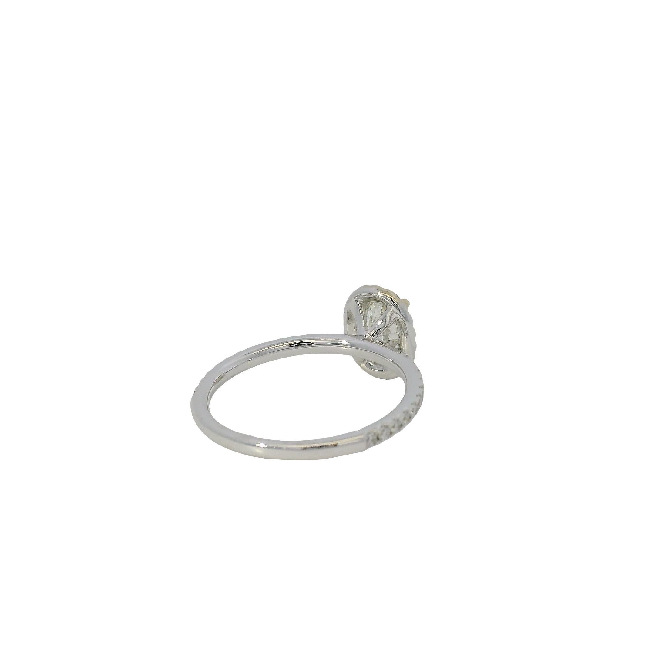 Anillo de compromiso de oro blanco de 18k con diamante de talla oval certificada por GIA de 0,71 ct en venta 10