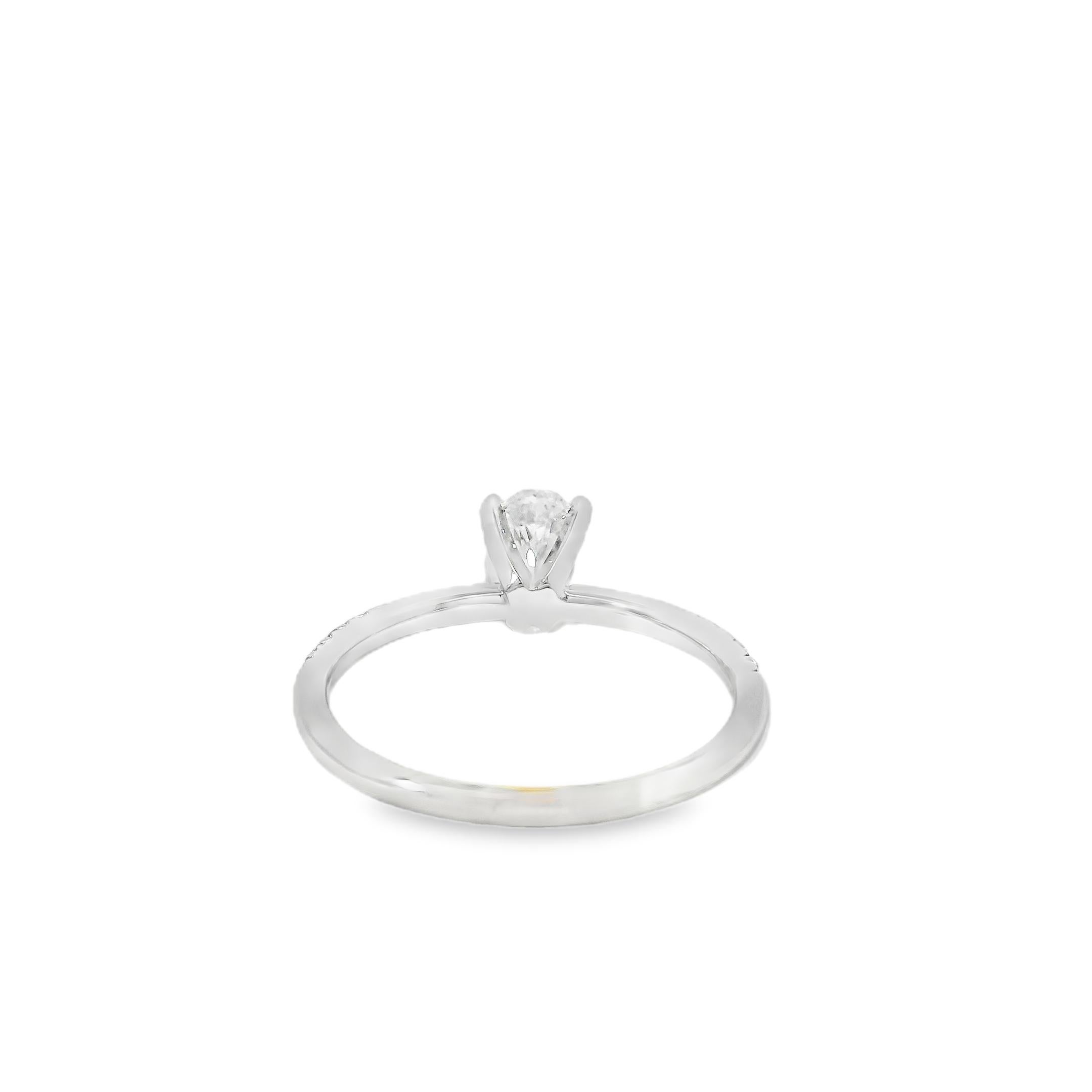 Bague de fiançailles en or blanc 18k certifiée GIA 0,74ct diamant taille ovale en vente 7