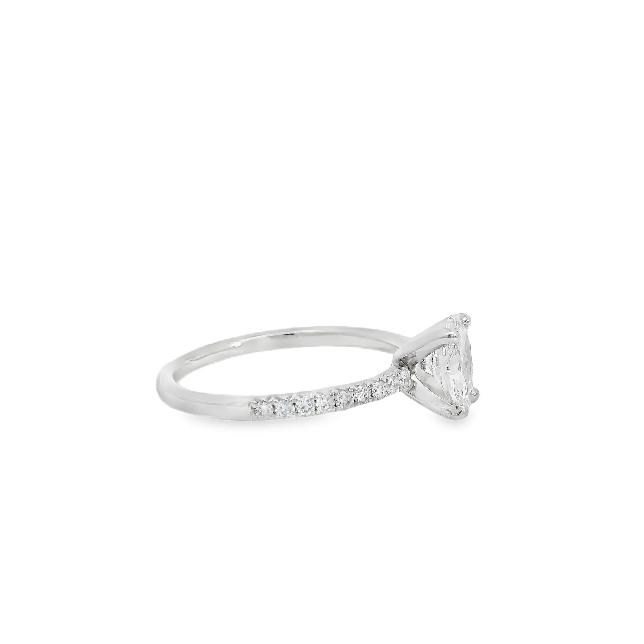 Bague de fiançailles en or blanc 18k certifiée GIA 0,74ct diamant taille ovale en vente 11