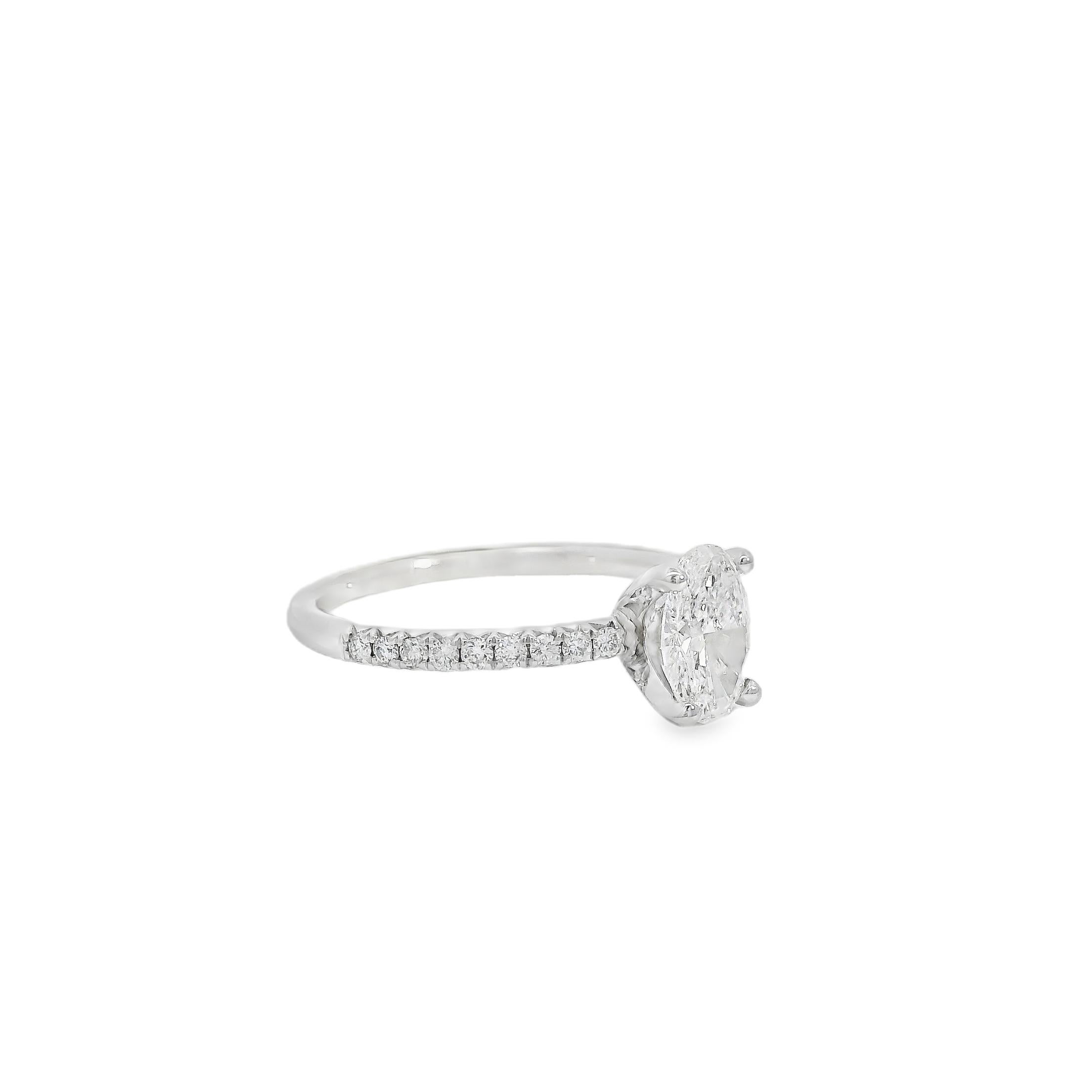 Bague de fiançailles en or blanc 18k certifiée GIA 0,74ct diamant taille ovale en vente 13